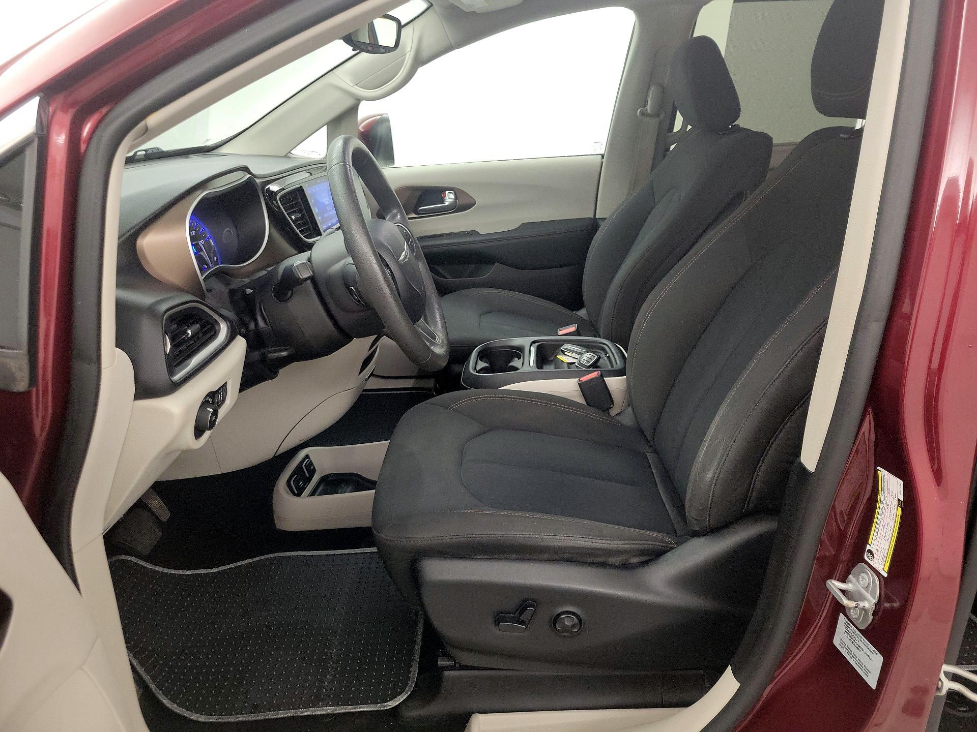Thumbnail: 2017 Chrysler Pacifica - 11