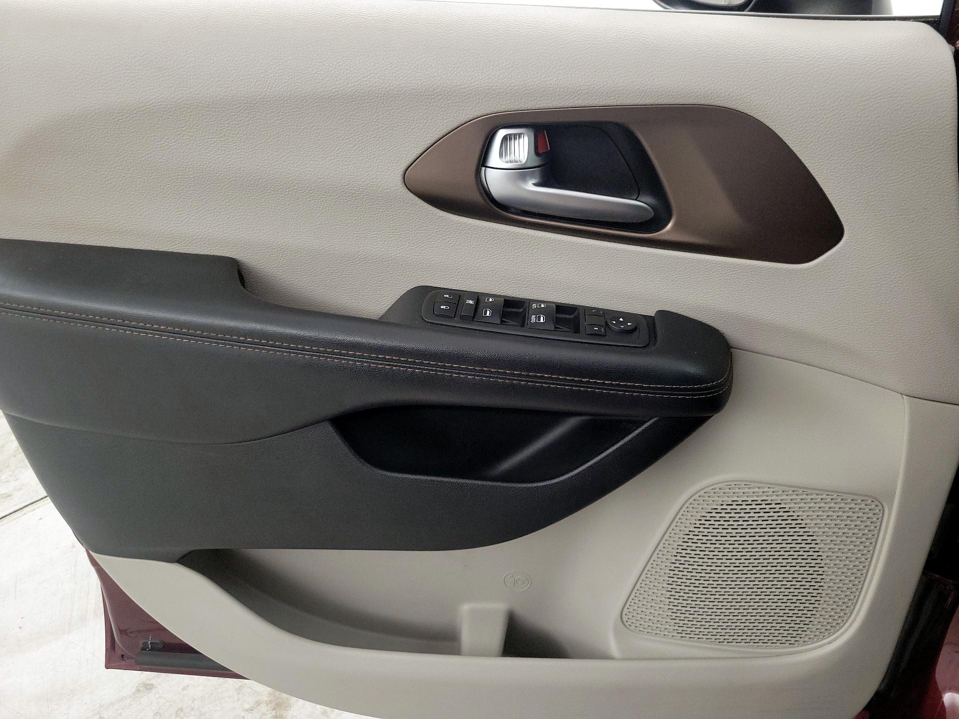 Thumbnail: 2017 Chrysler Pacifica - 12