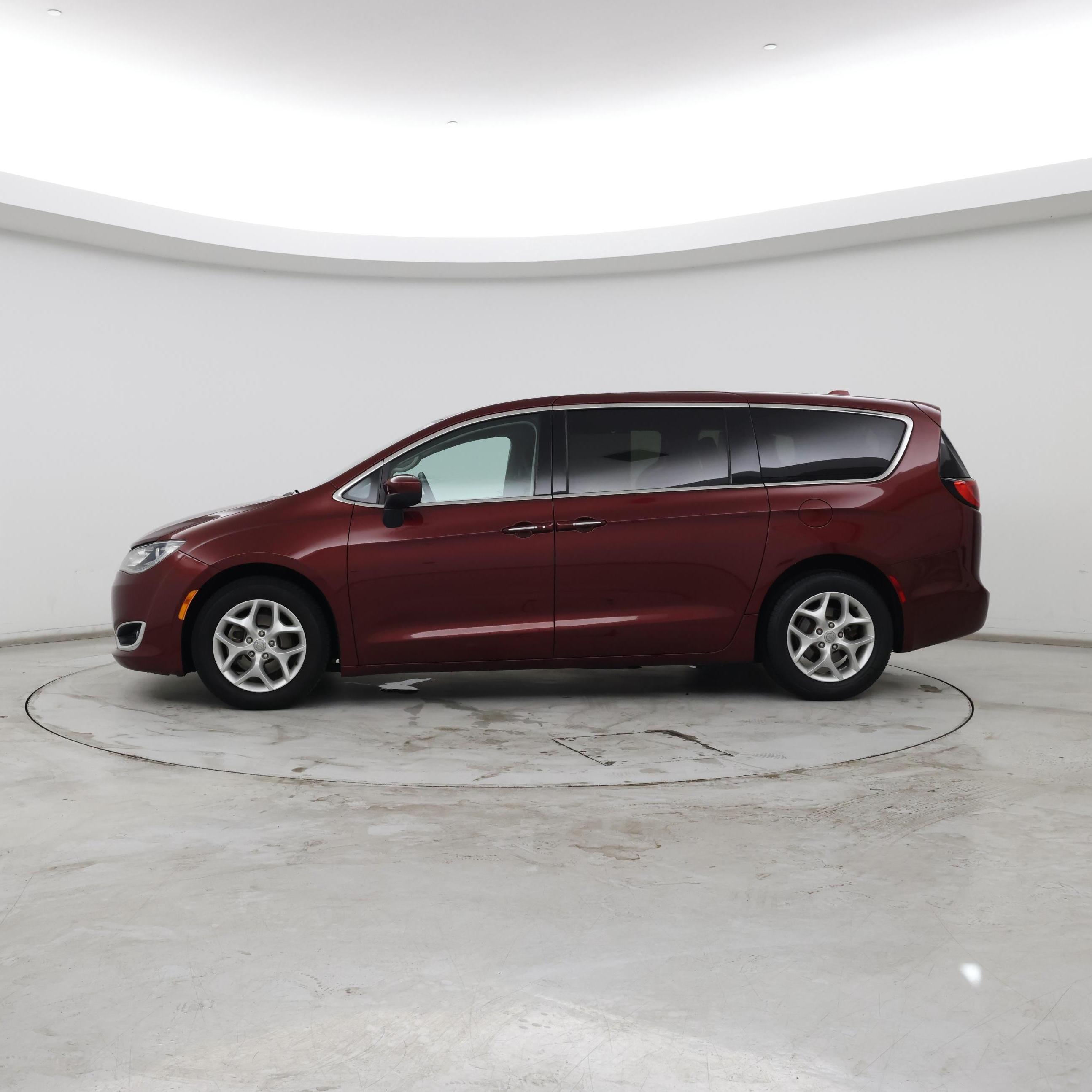 Thumbnail: 2017 Chrysler Pacifica - 3