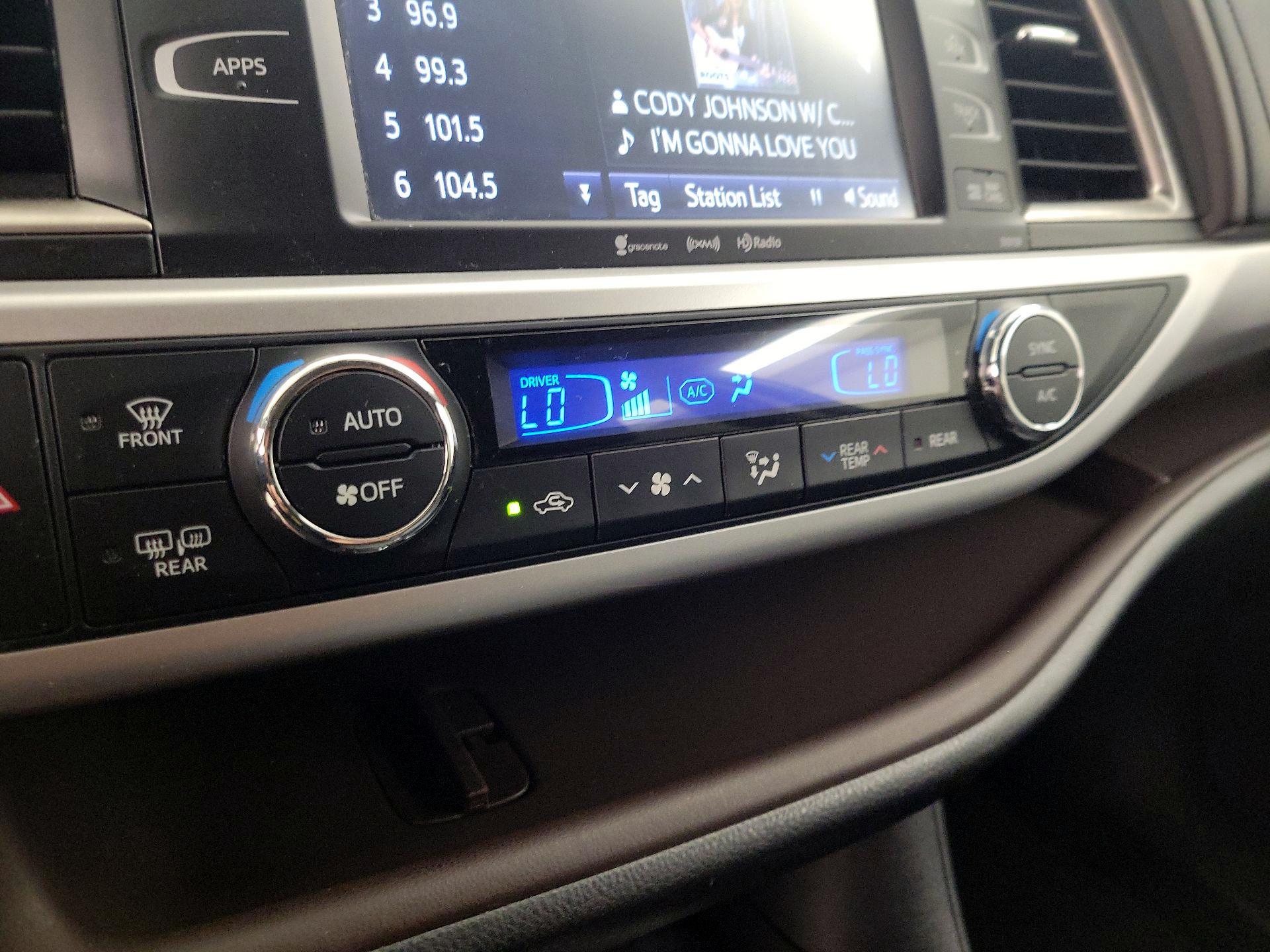 Thumbnail: 2016 Toyota Highlander - 16
