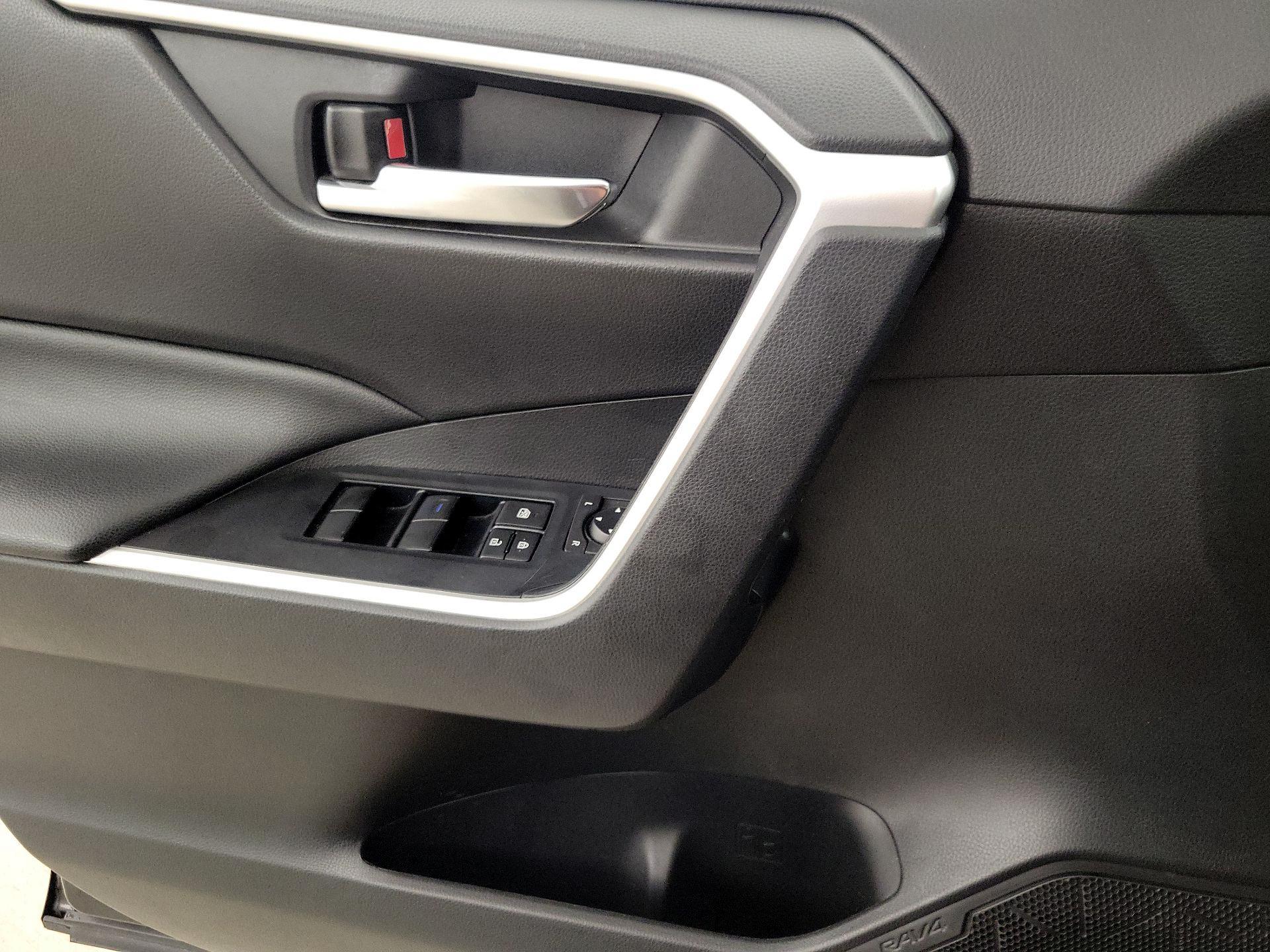 Thumbnail: 2019 Toyota RAV4 - 12