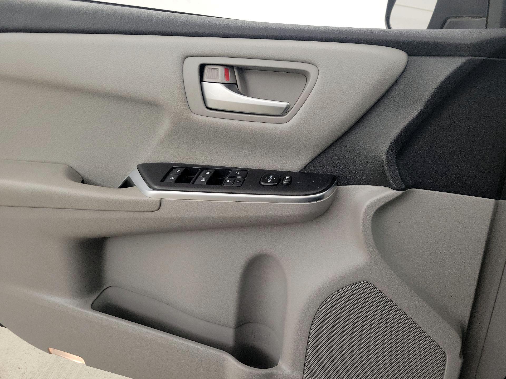 Thumbnail: 2016 Toyota Camry - 12