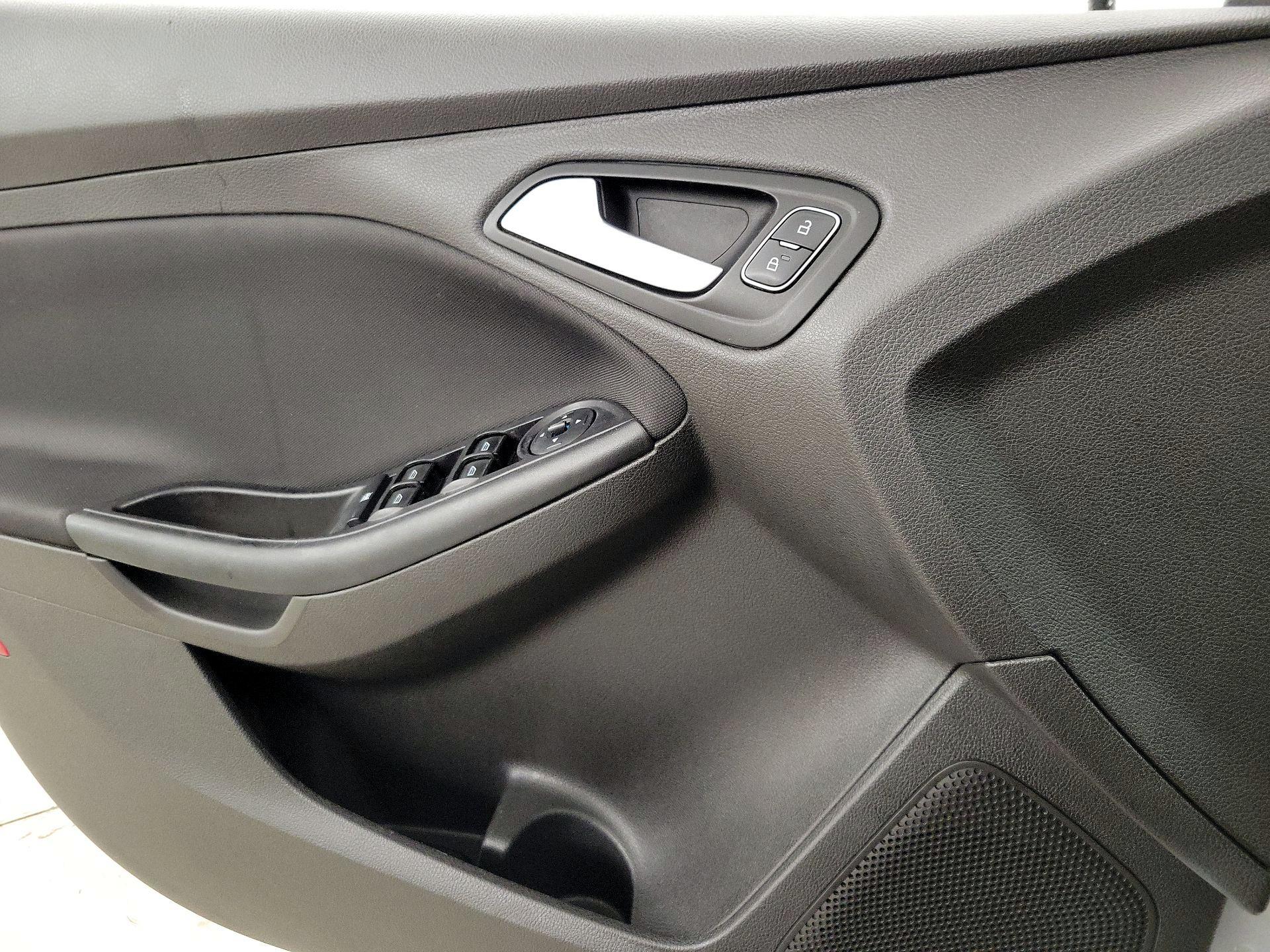 Thumbnail: 2016 Ford Focus - 12