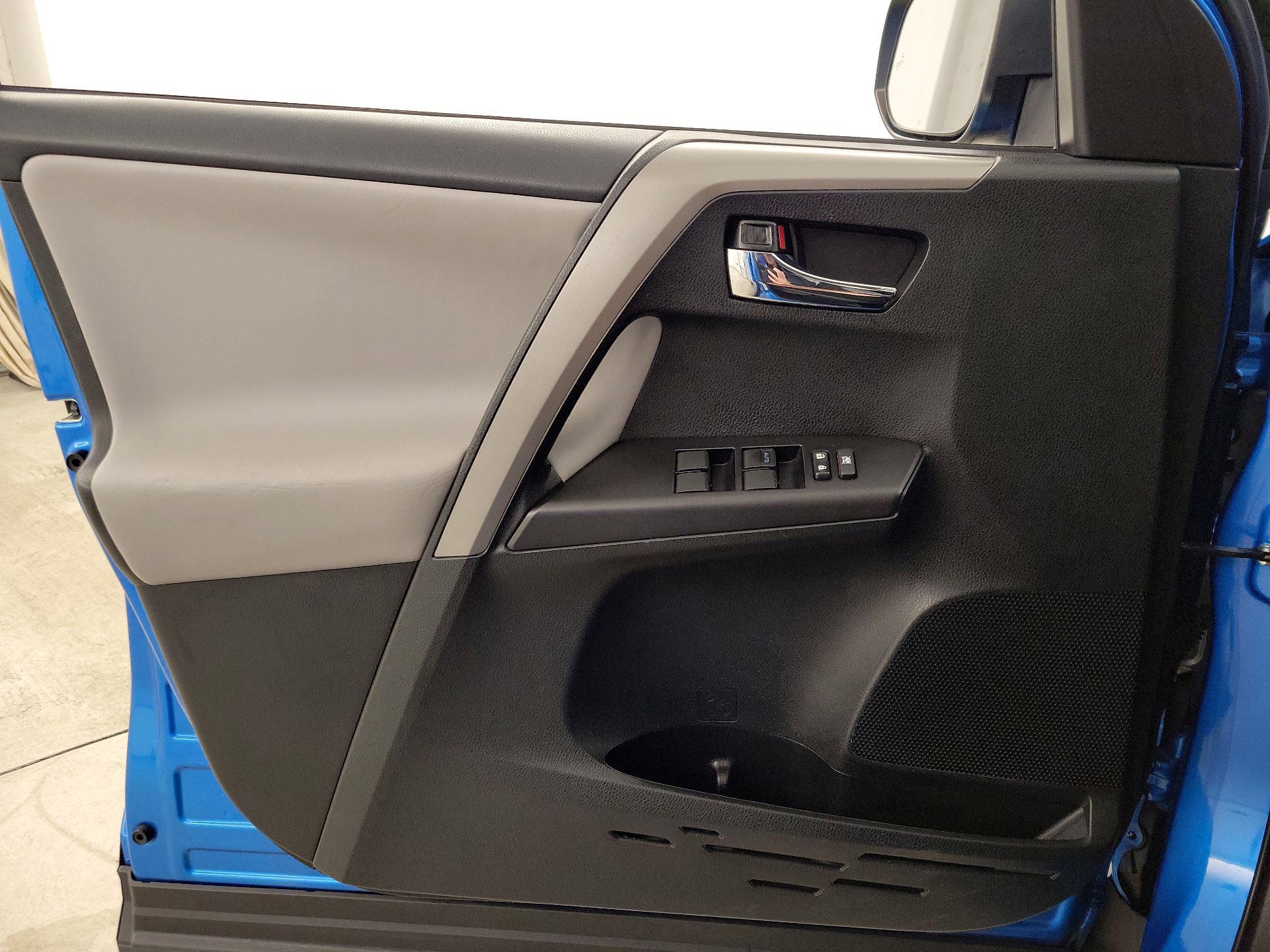 Thumbnail: 2018 Toyota RAV4 - 12