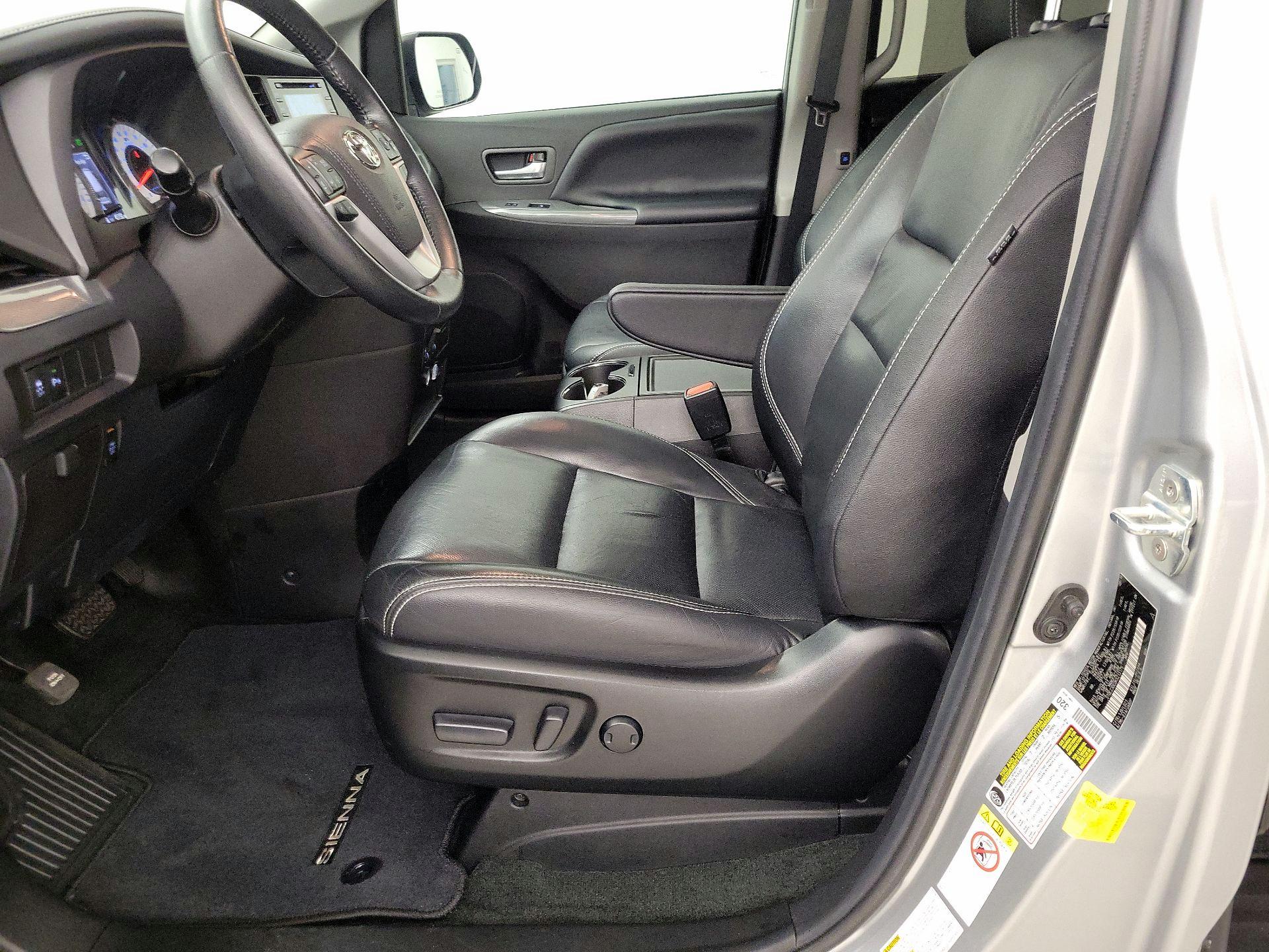 Thumbnail: 2019 Toyota Sienna - 11