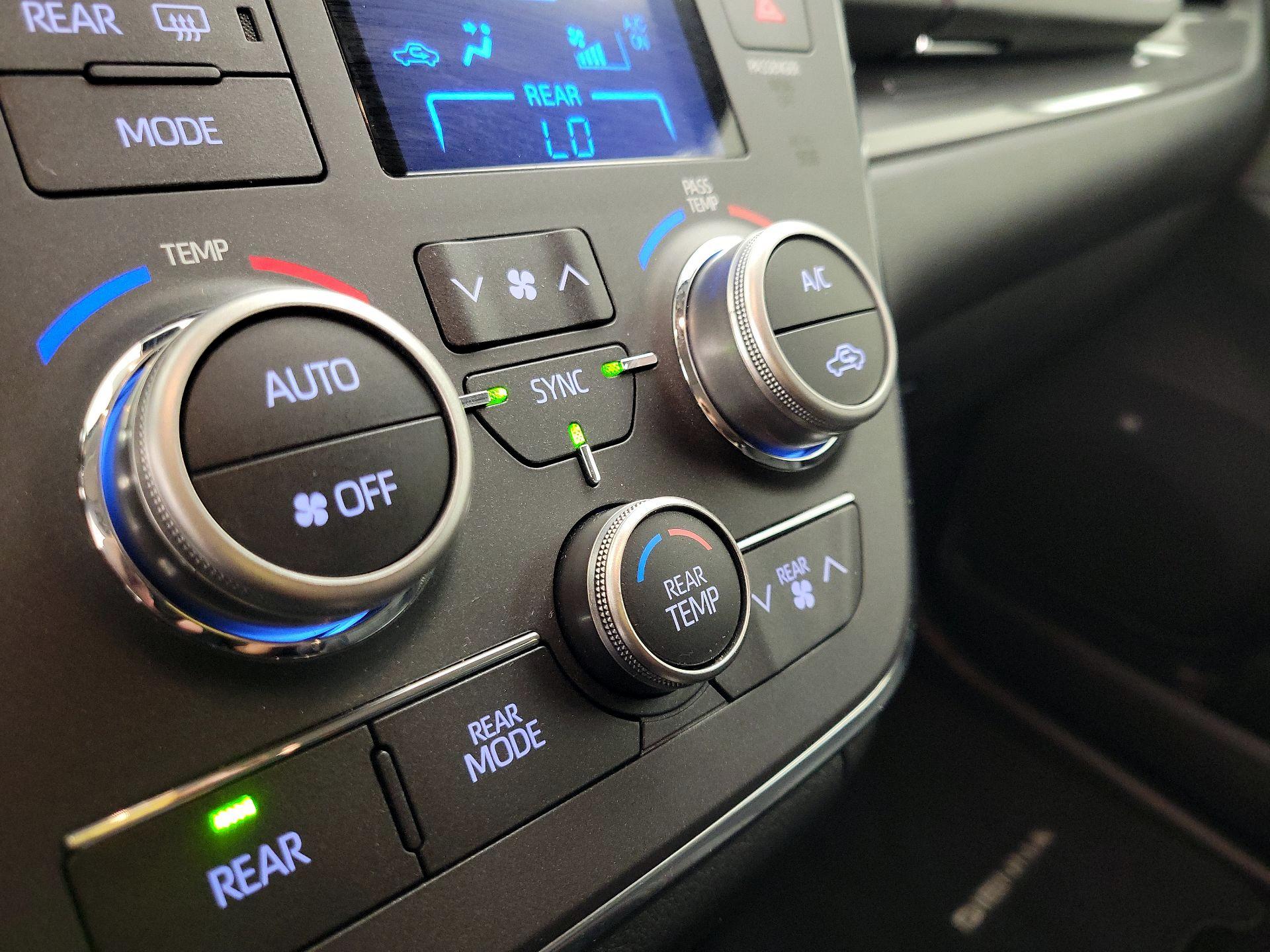 Thumbnail: 2019 Toyota Sienna - 17
