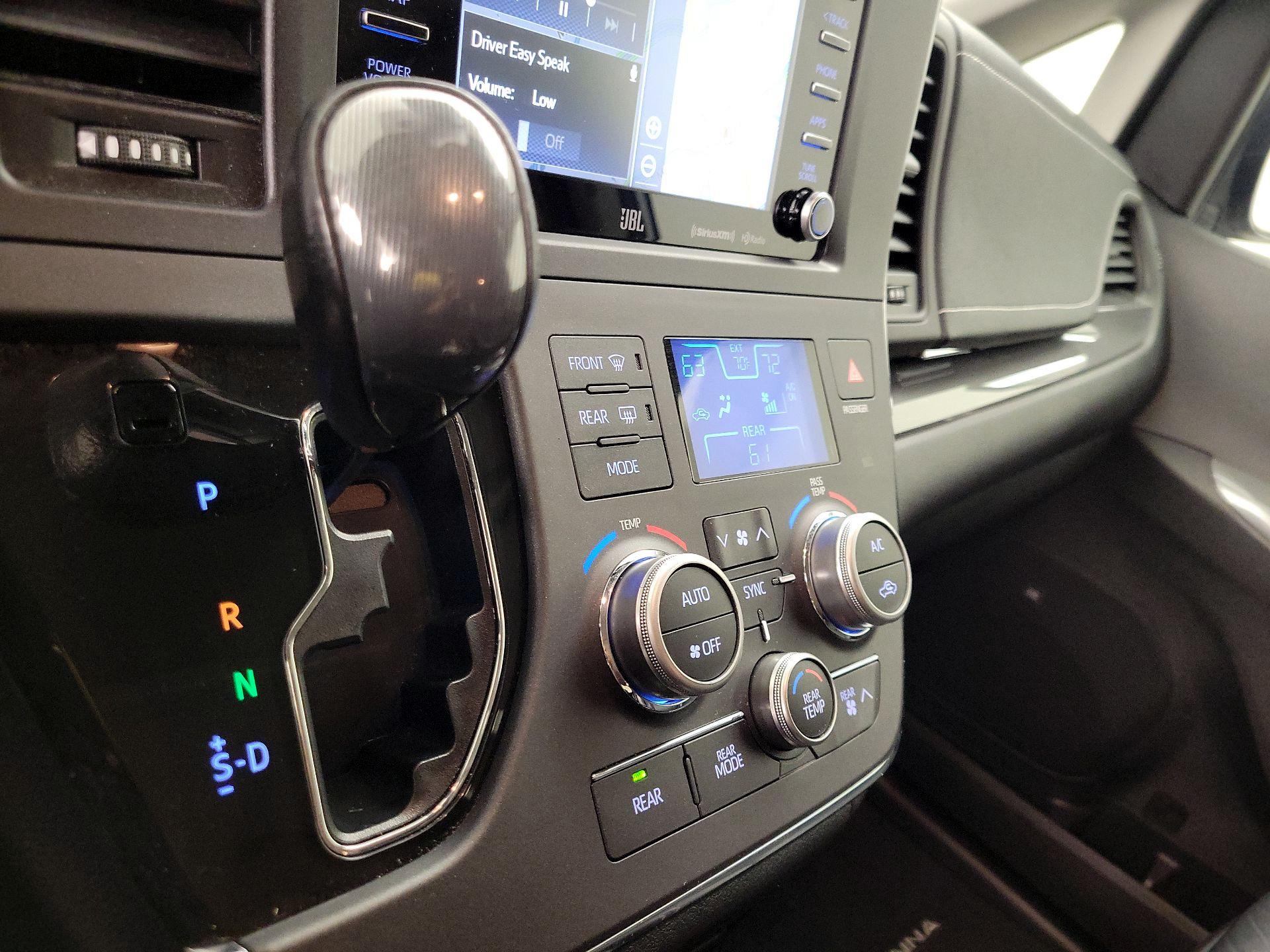 Thumbnail: 2019 Toyota Sienna - 18