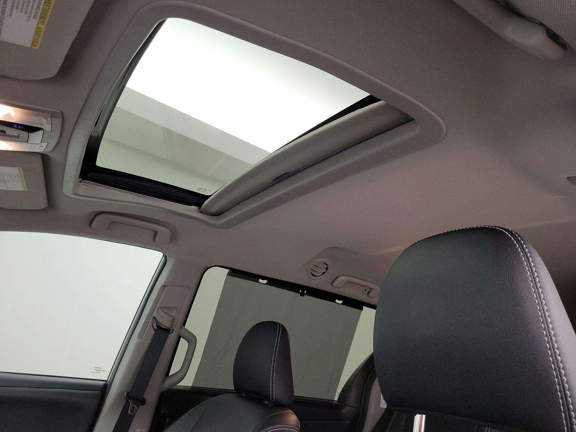 Thumbnail: 2019 Toyota Sienna - 20