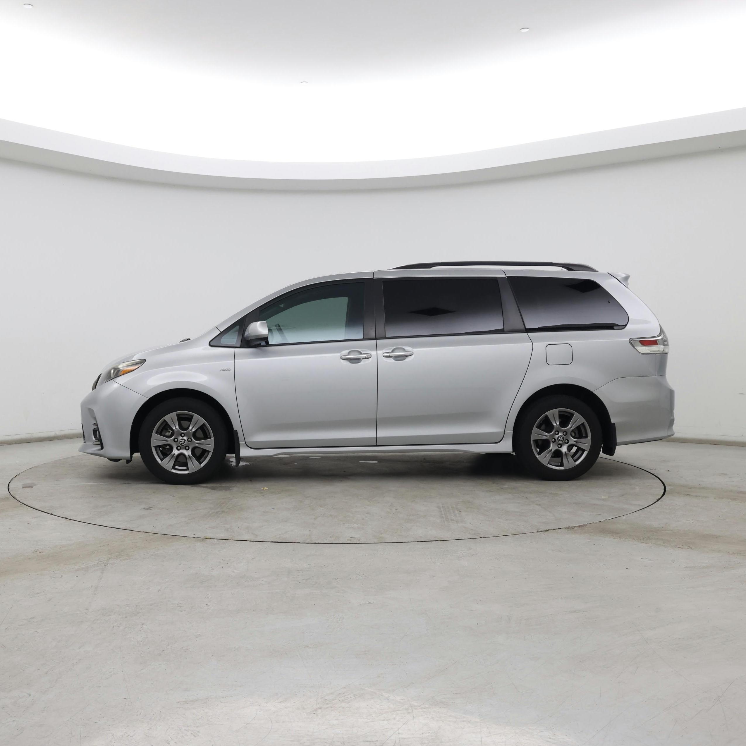 Thumbnail: 2019 Toyota Sienna - 3