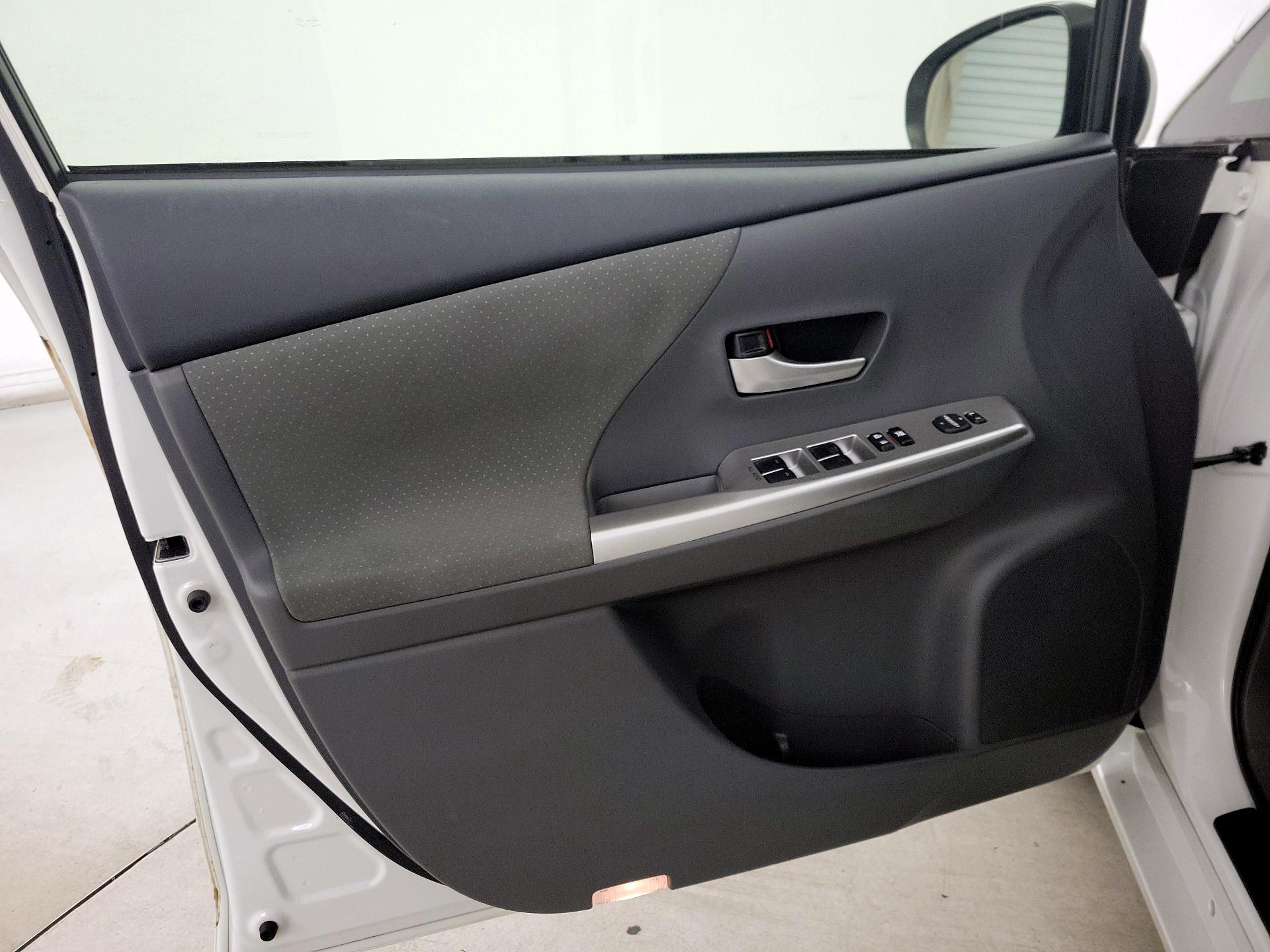 Thumbnail: 2014 Toyota Prius v - 12