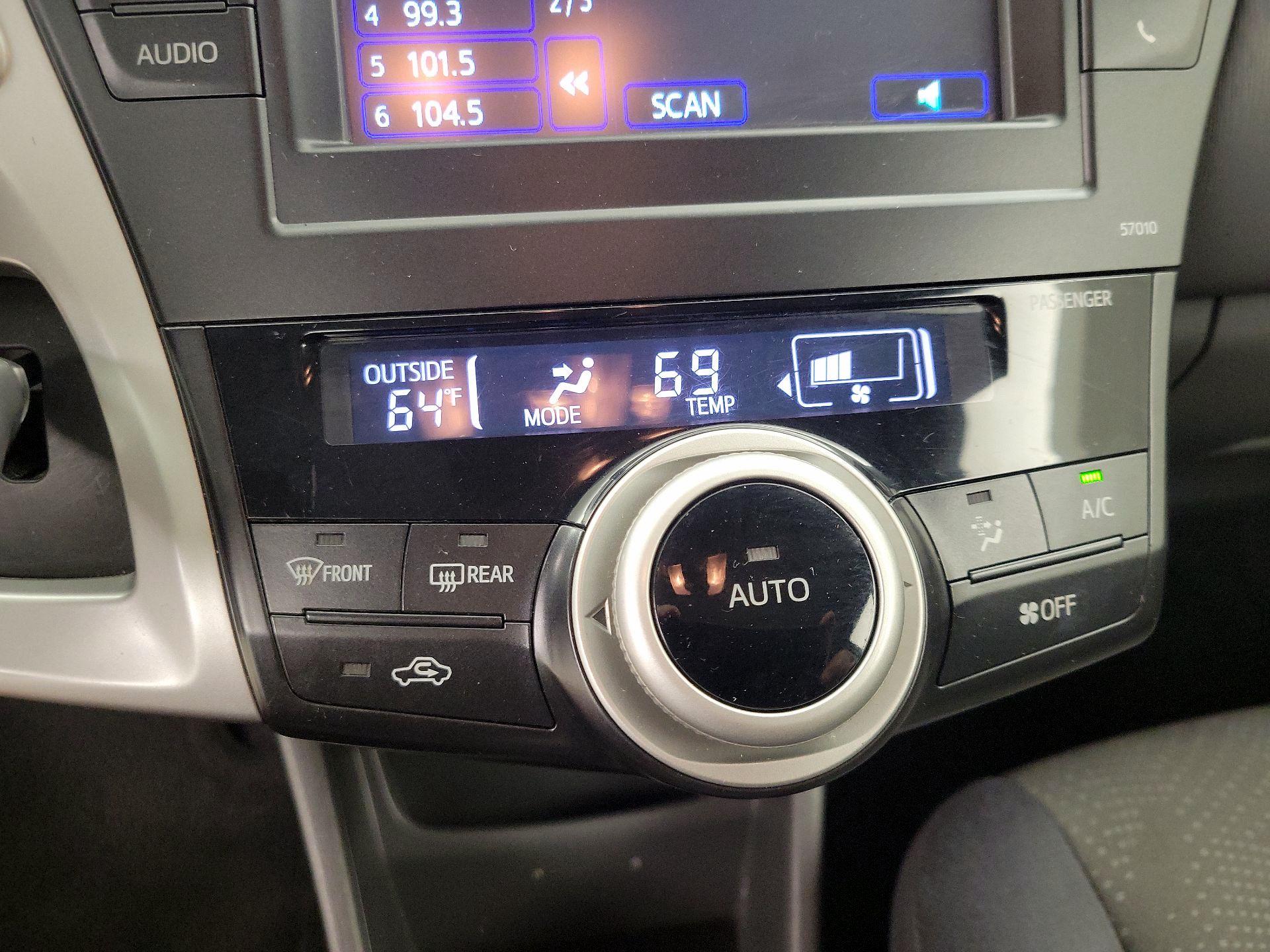 Thumbnail: 2014 Toyota Prius v - 16