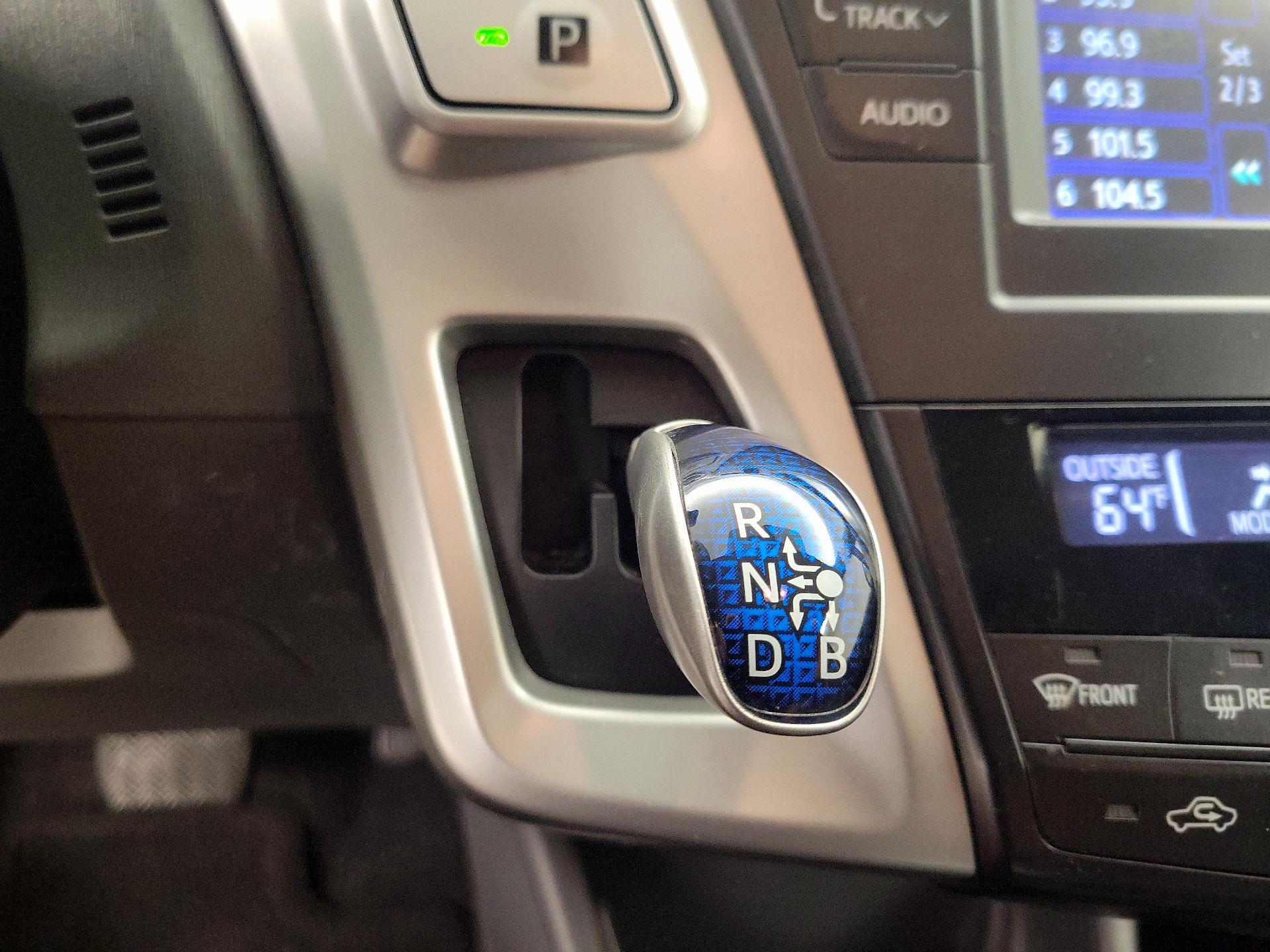 Thumbnail: 2014 Toyota Prius v - 17