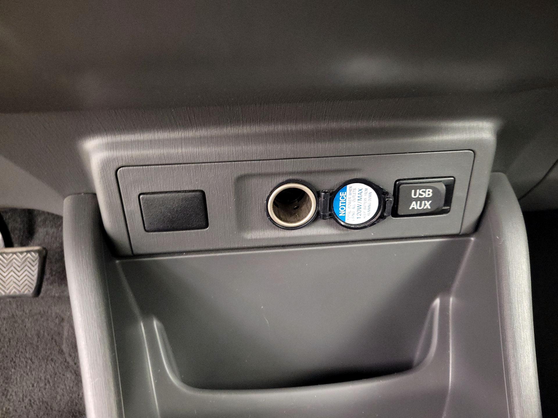 Thumbnail: 2014 Toyota Prius v - 18