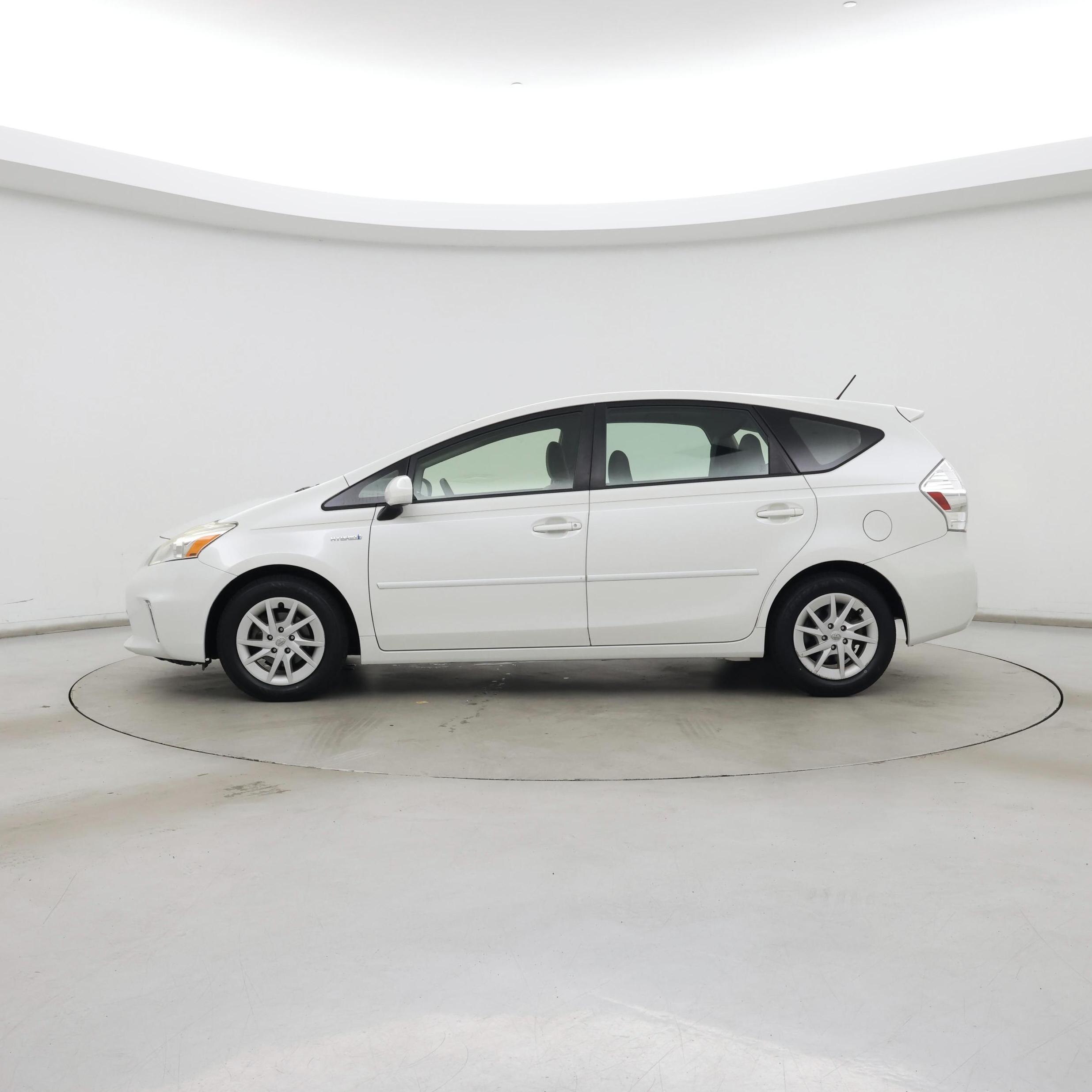 Thumbnail: 2014 Toyota Prius v - 3
