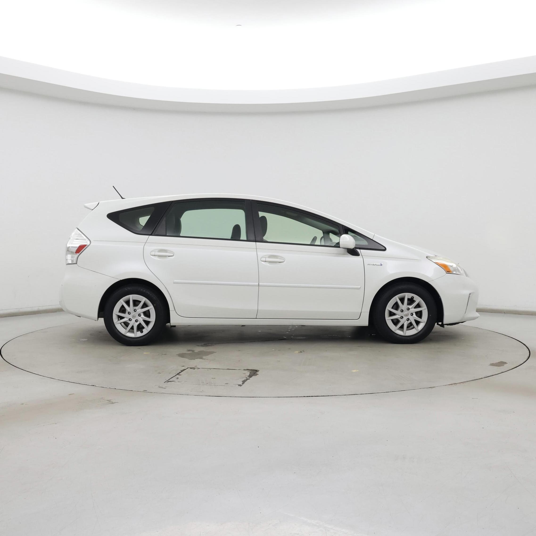 Thumbnail: 2014 Toyota Prius v - 7