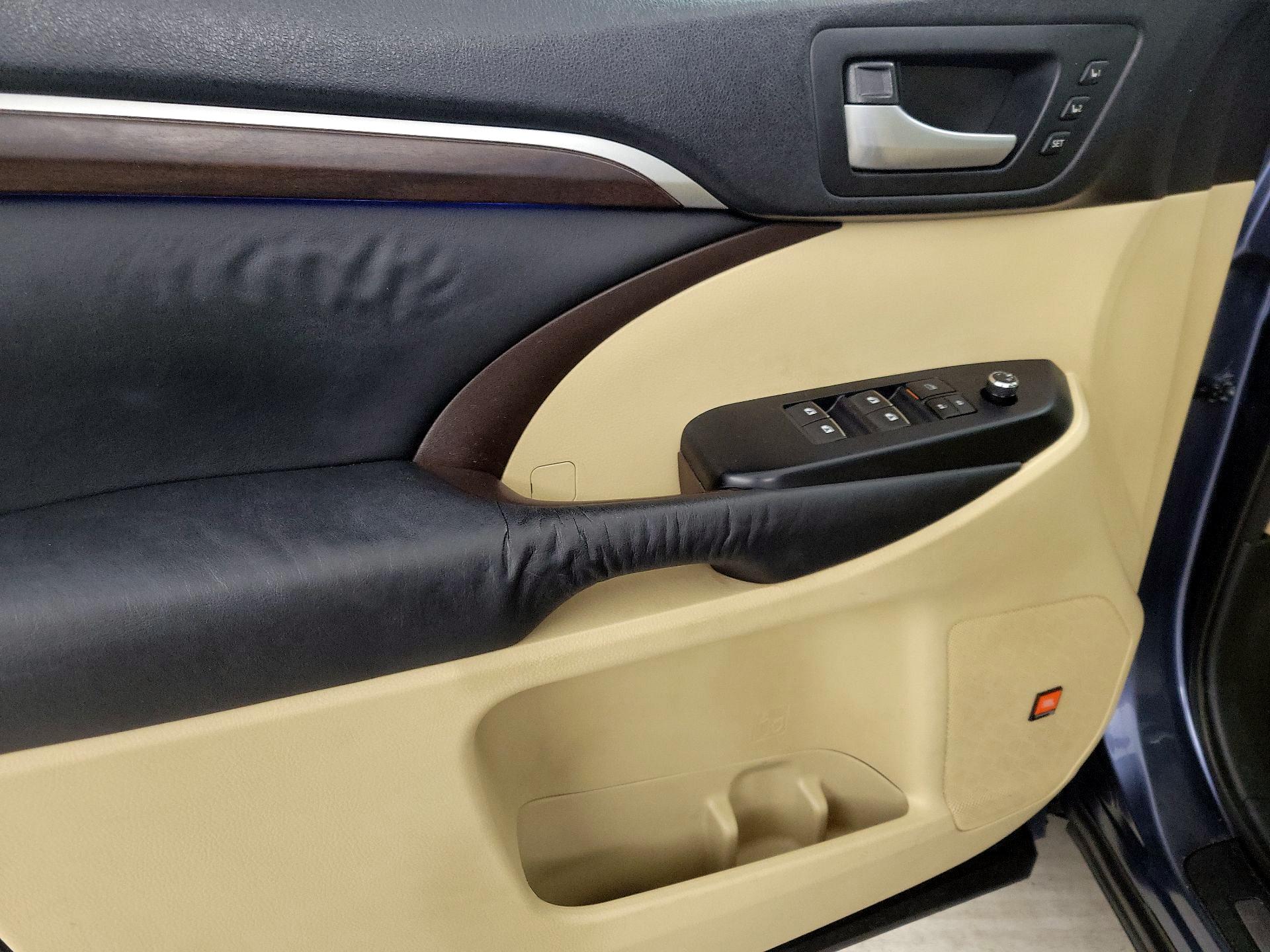 Thumbnail: 2015 Toyota Highlander - 12