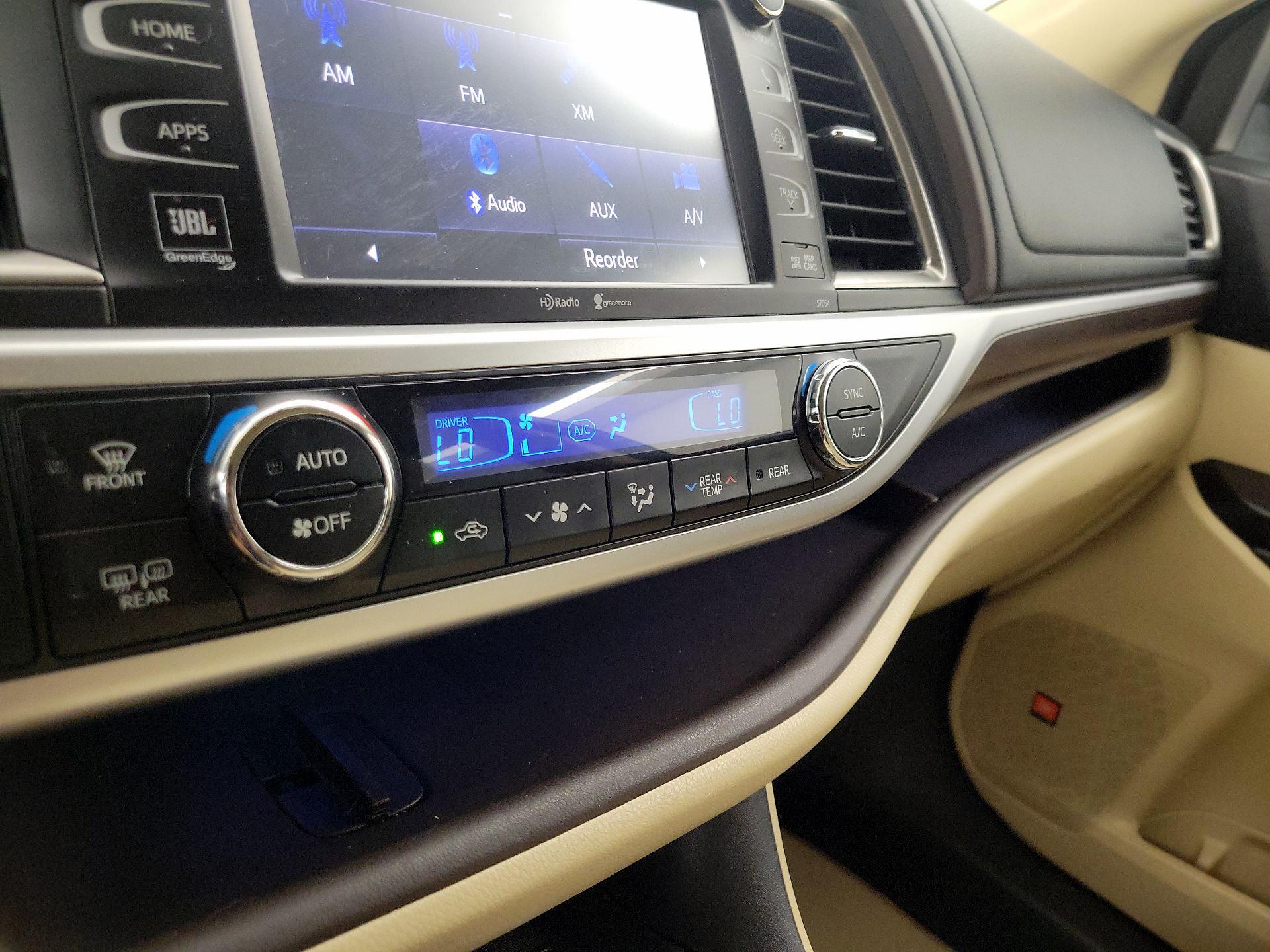 Thumbnail: 2015 Toyota Highlander - 17