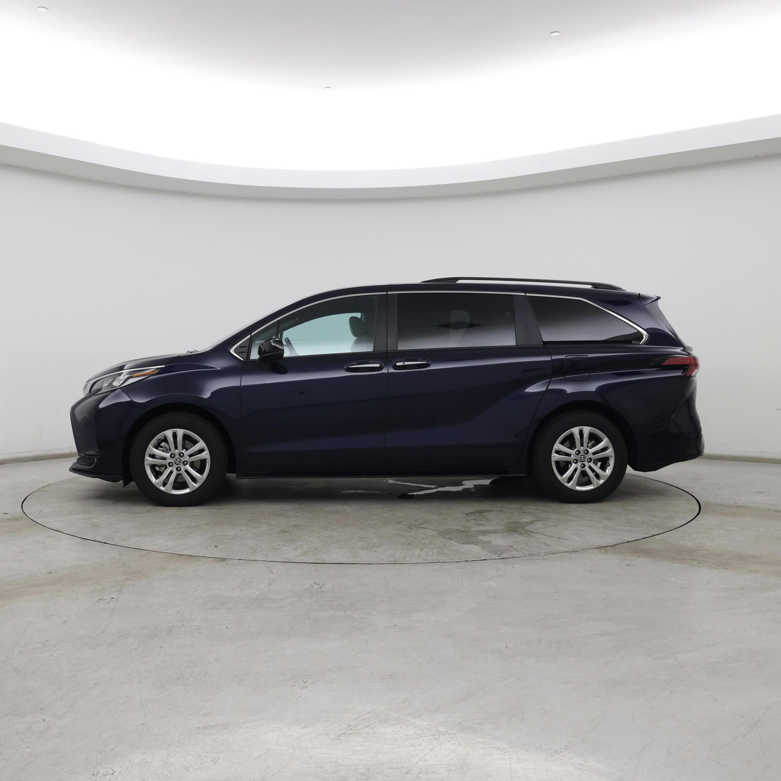 Thumbnail: 2023 Toyota Sienna - 3