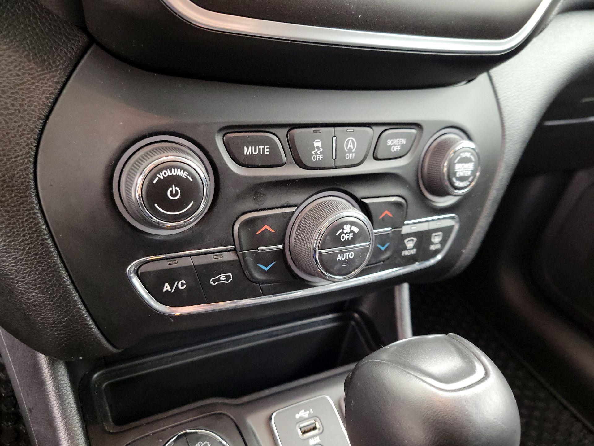 Thumbnail: 2020 Jeep Cherokee - 17