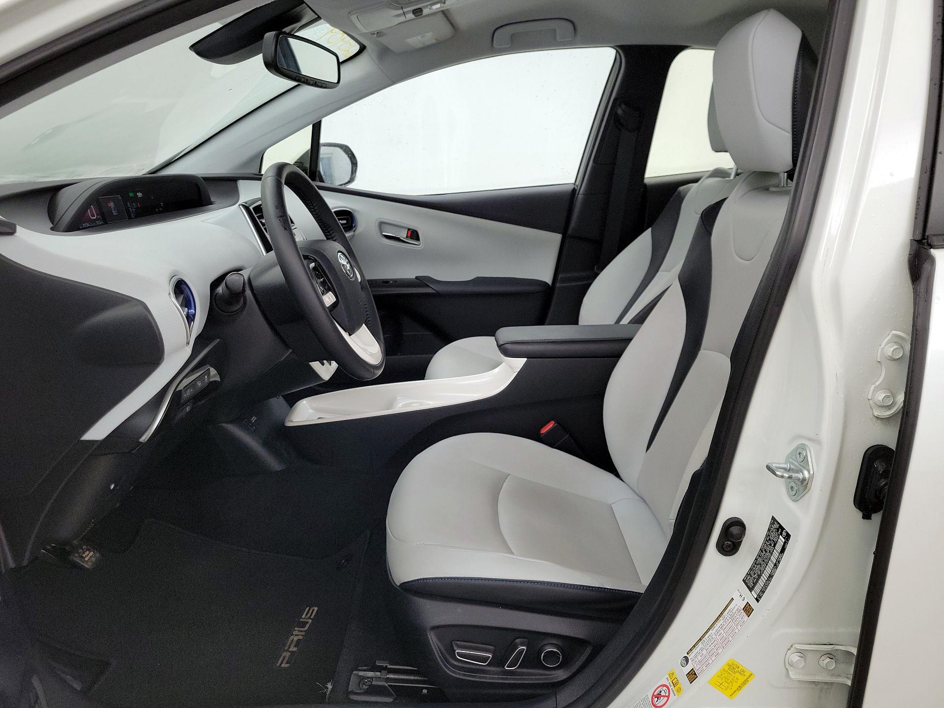Thumbnail: 2016 Toyota Prius - 11