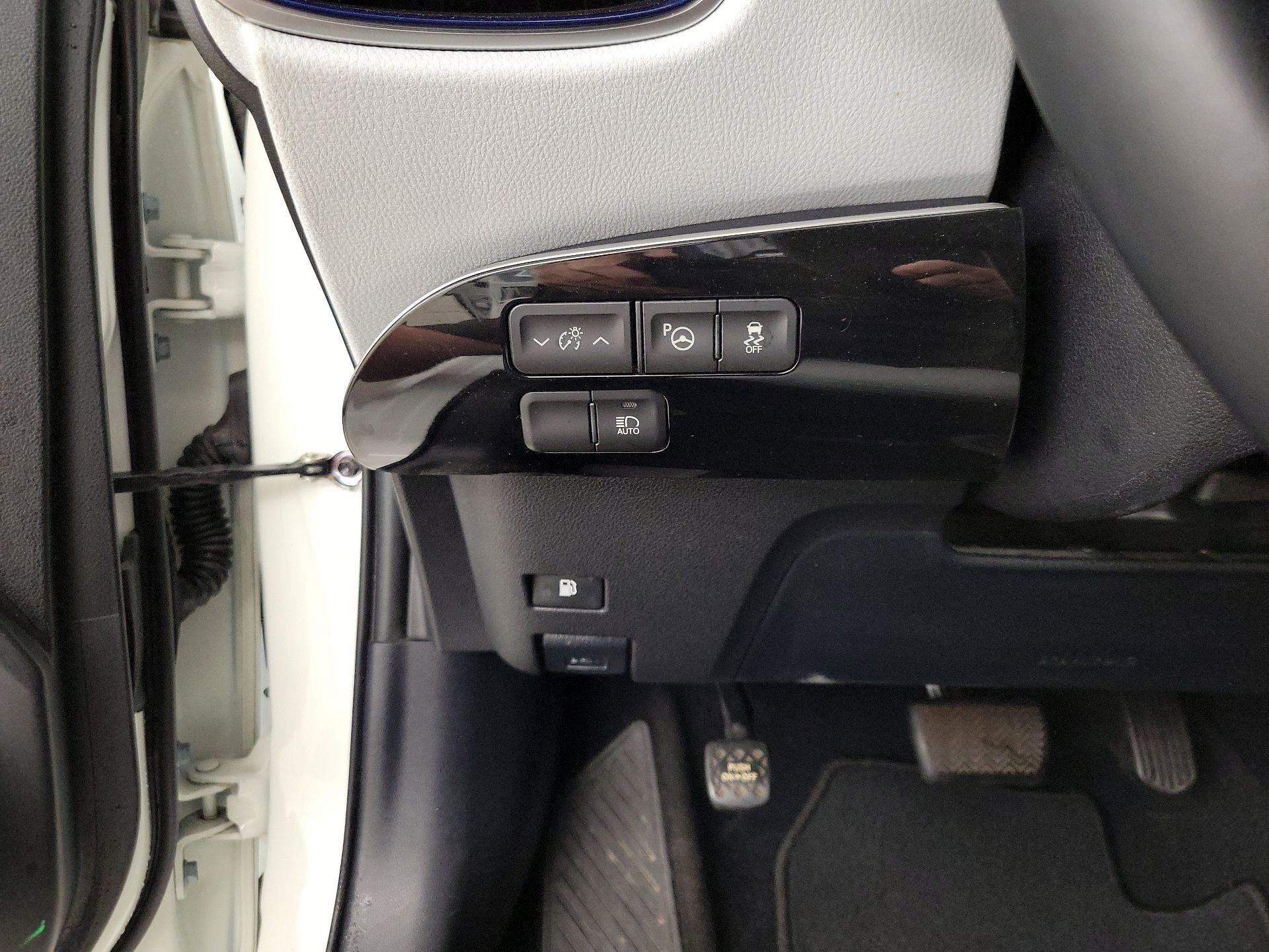 Thumbnail: 2016 Toyota Prius - 13