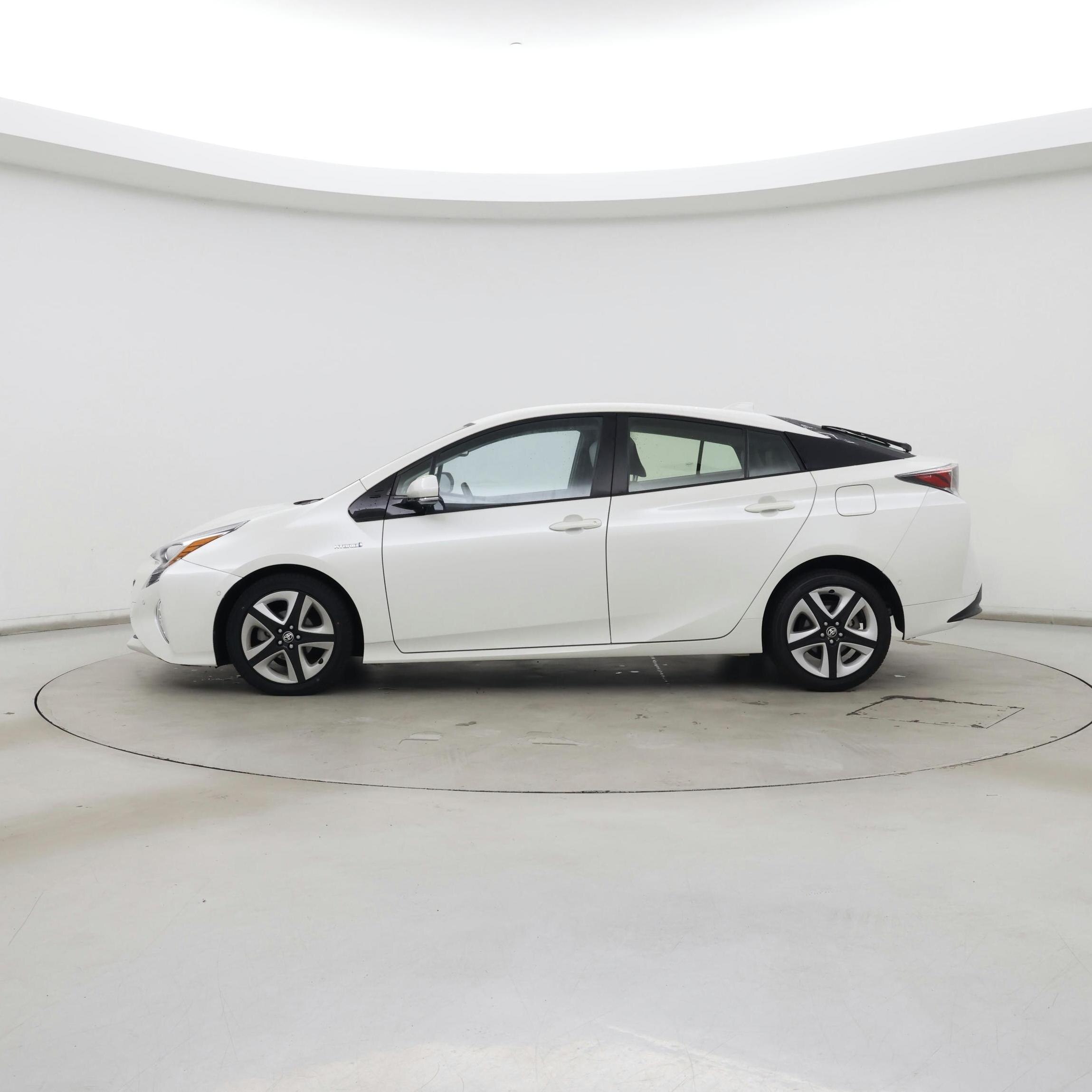 Thumbnail: 2016 Toyota Prius - 3