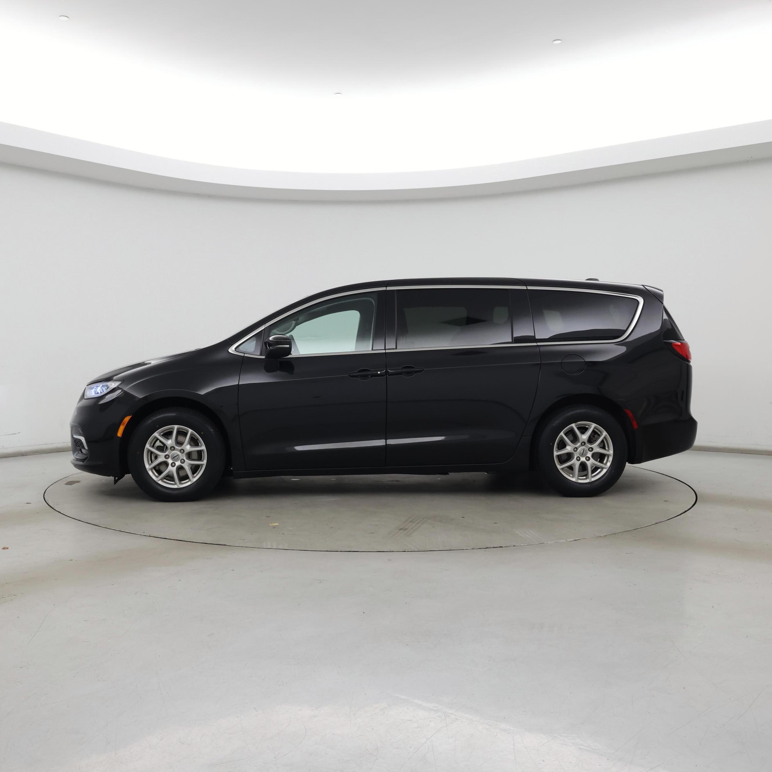 Thumbnail: 2023 Chrysler Pacifica - 3