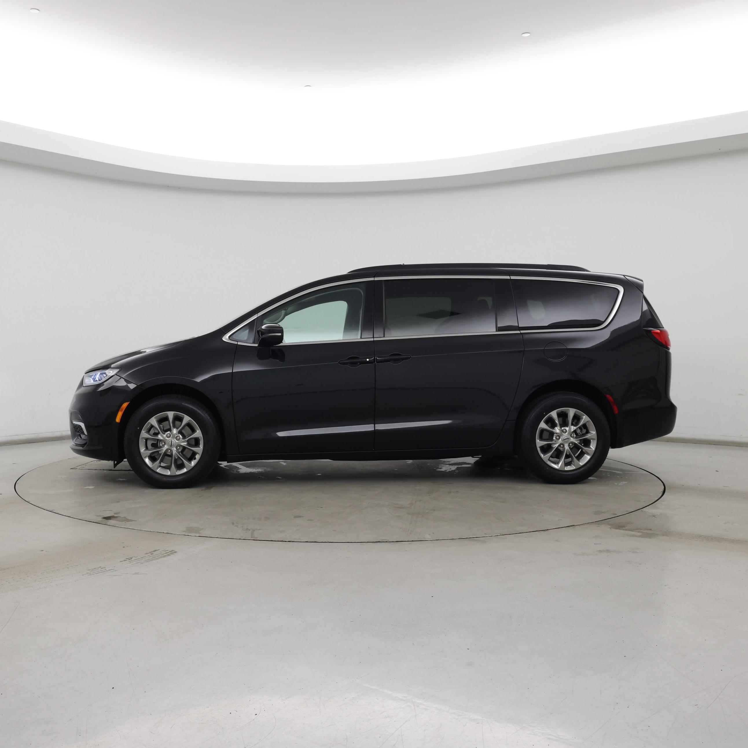Thumbnail: 2022 Chrysler Pacifica - 3