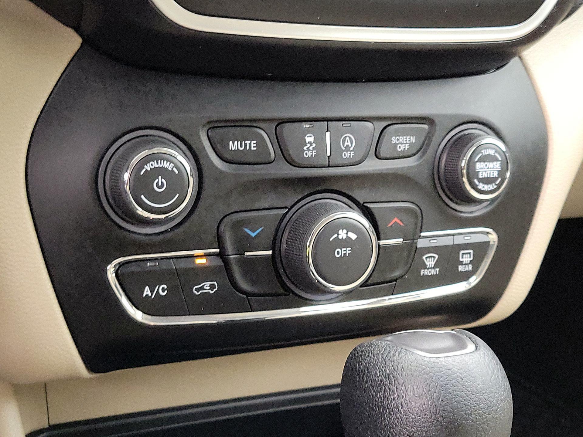 Thumbnail: 2019 Jeep Cherokee - 16