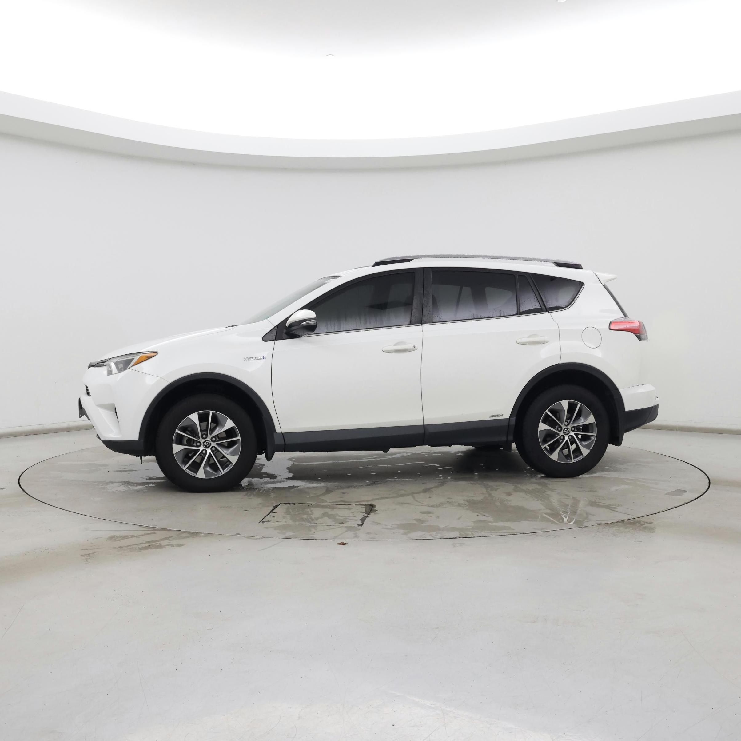 Thumbnail: 2018 Toyota RAV4 - 3