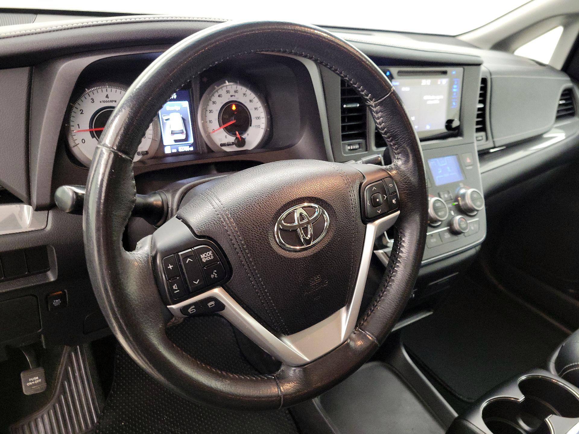 Thumbnail: 2016 Toyota Sienna - 10