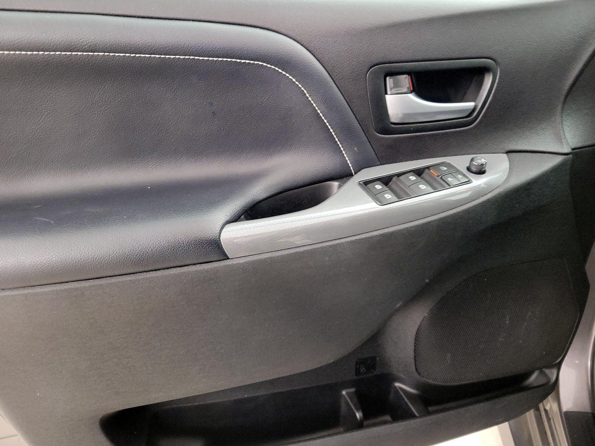 Thumbnail: 2016 Toyota Sienna - 12
