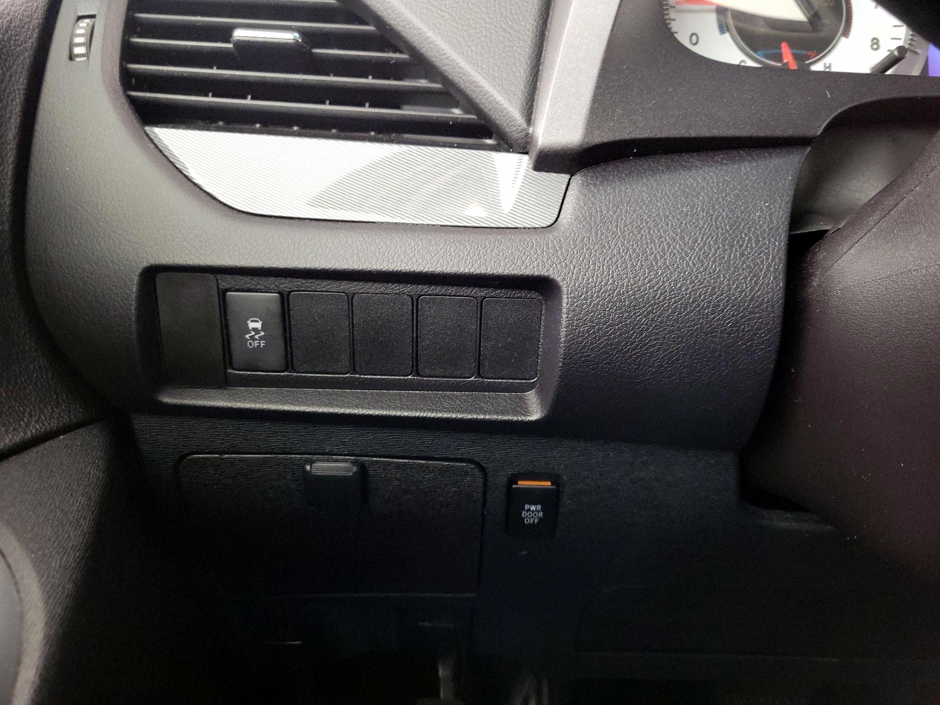 Thumbnail: 2016 Toyota Sienna - 13
