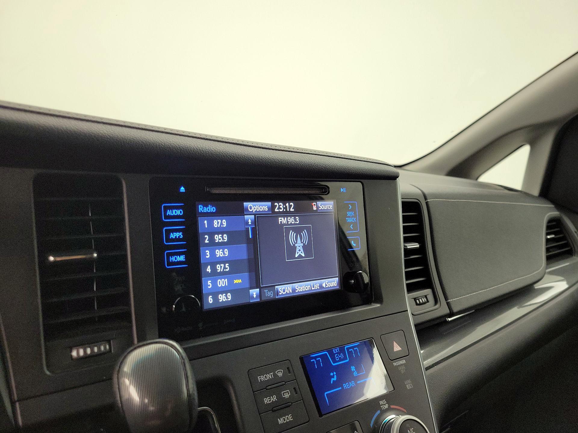 Thumbnail: 2016 Toyota Sienna - 15