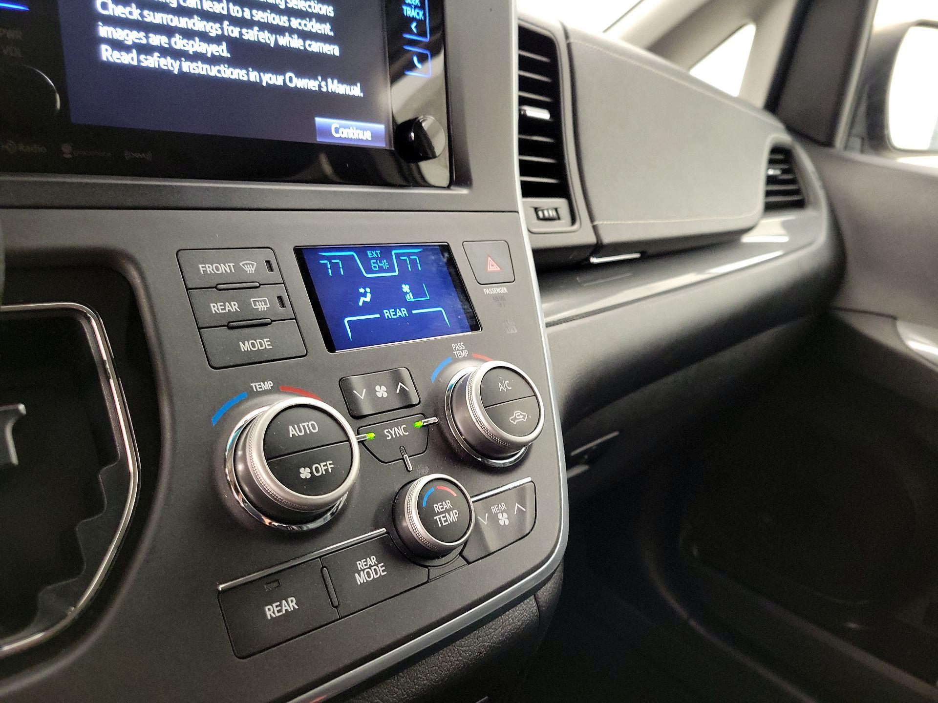 Thumbnail: 2016 Toyota Sienna - 16
