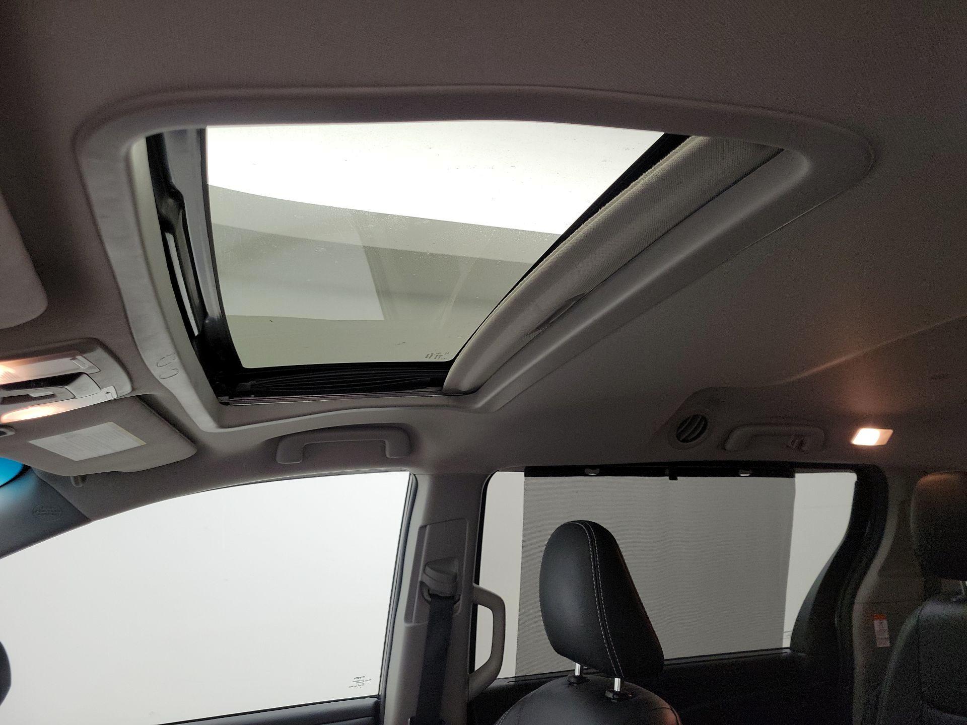 Thumbnail: 2016 Toyota Sienna - 19