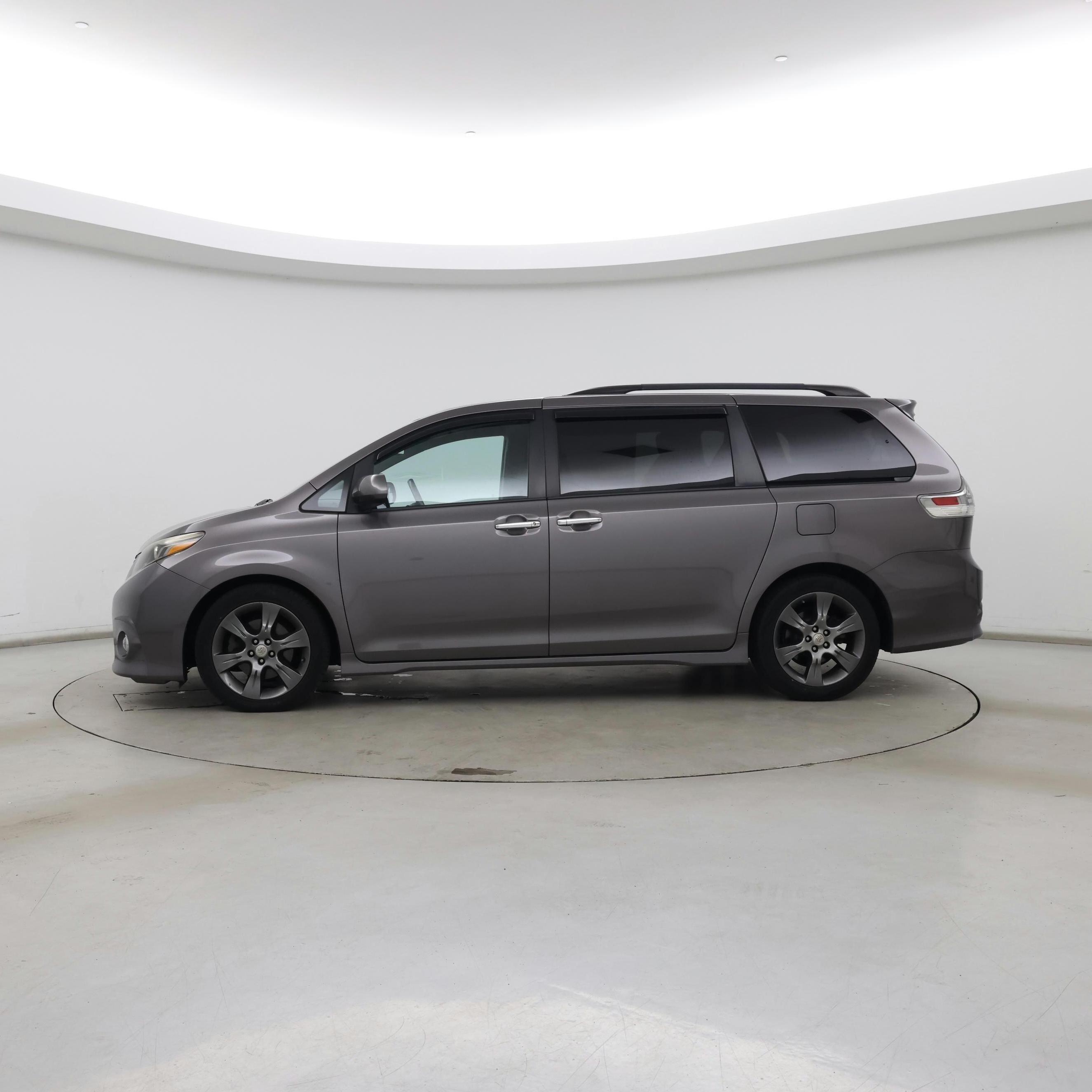 Thumbnail: 2016 Toyota Sienna - 3