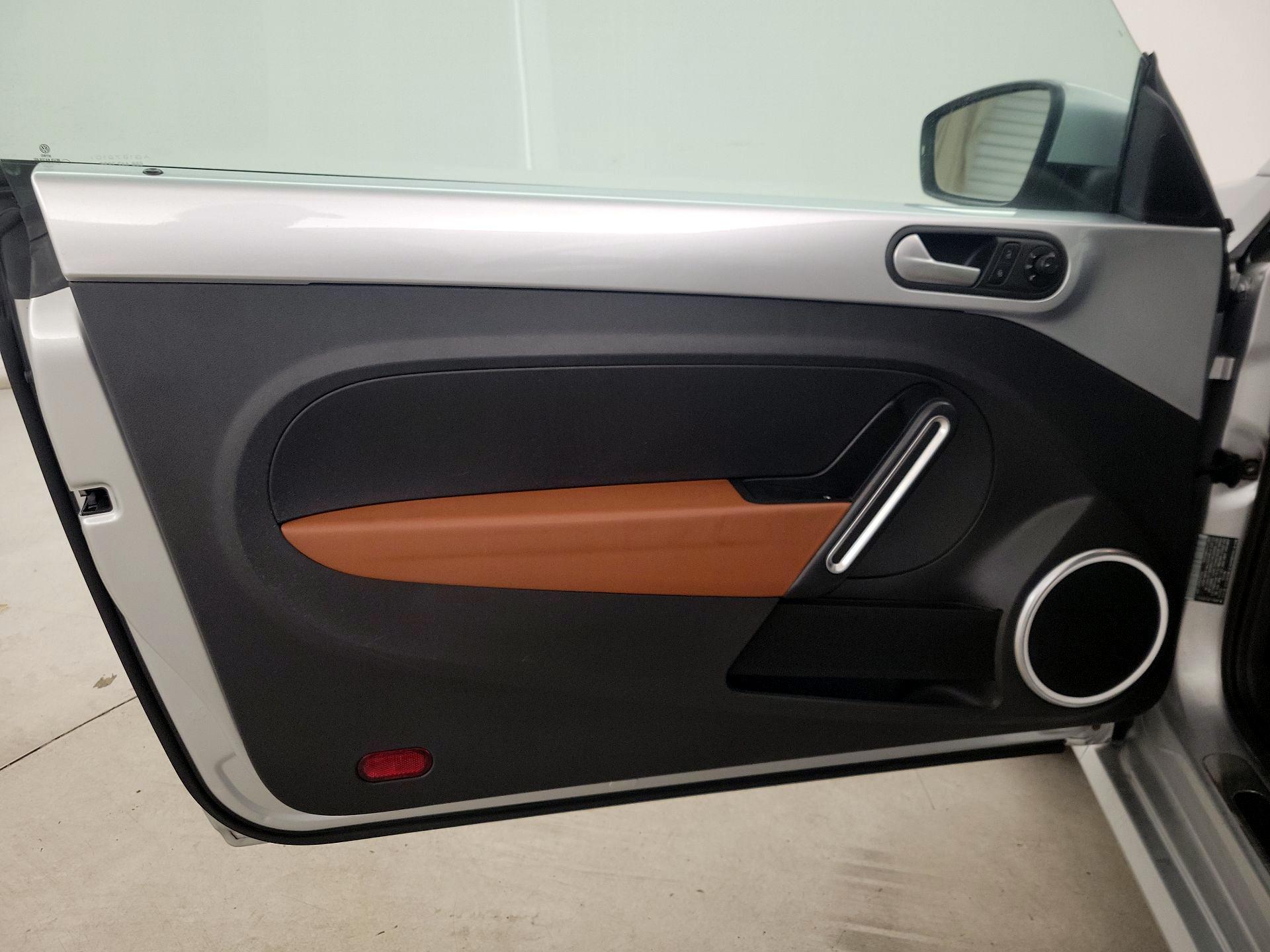 Thumbnail: 2015 Volkswagen Beetle - 12