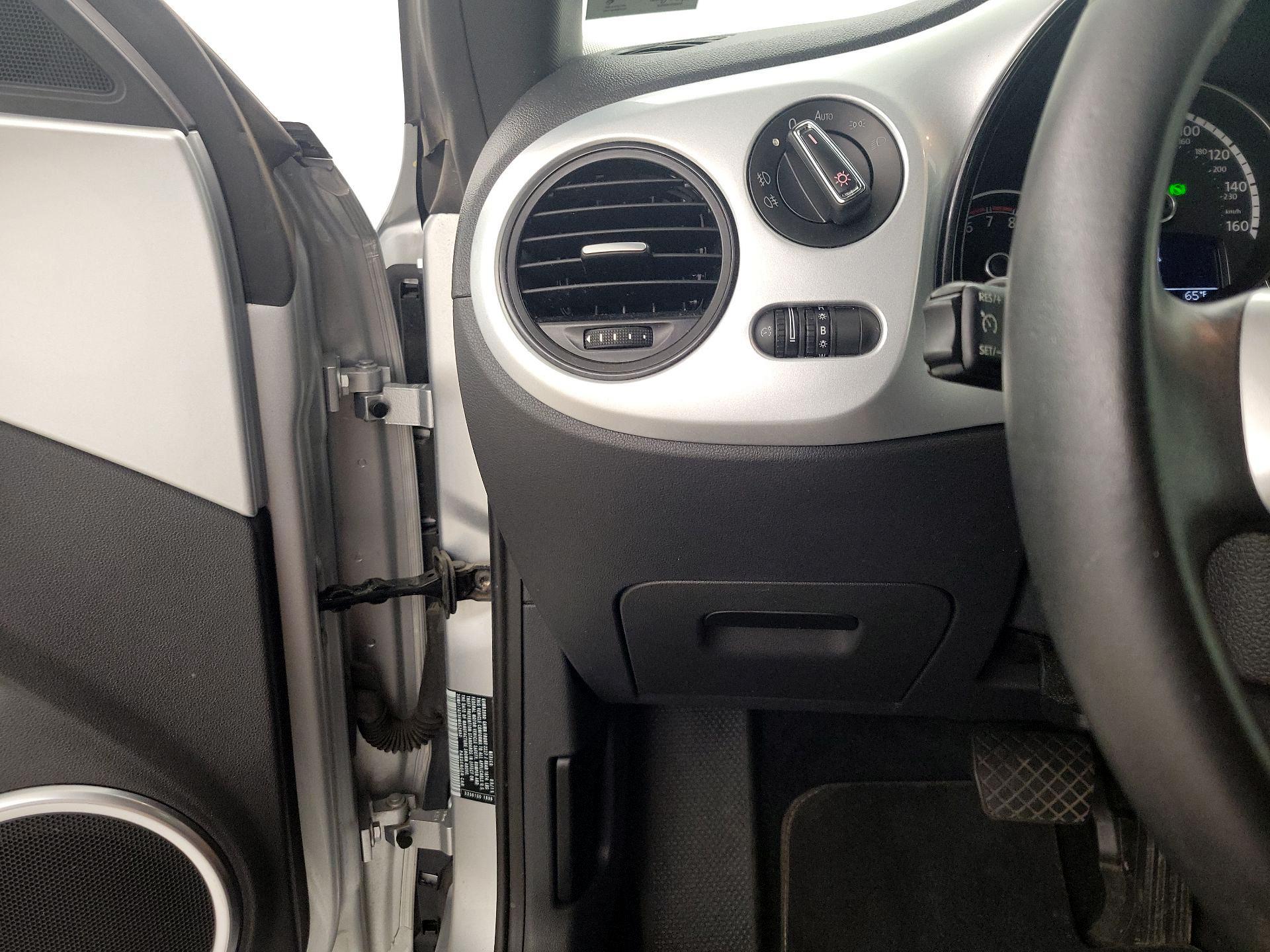 Thumbnail: 2015 Volkswagen Beetle - 13