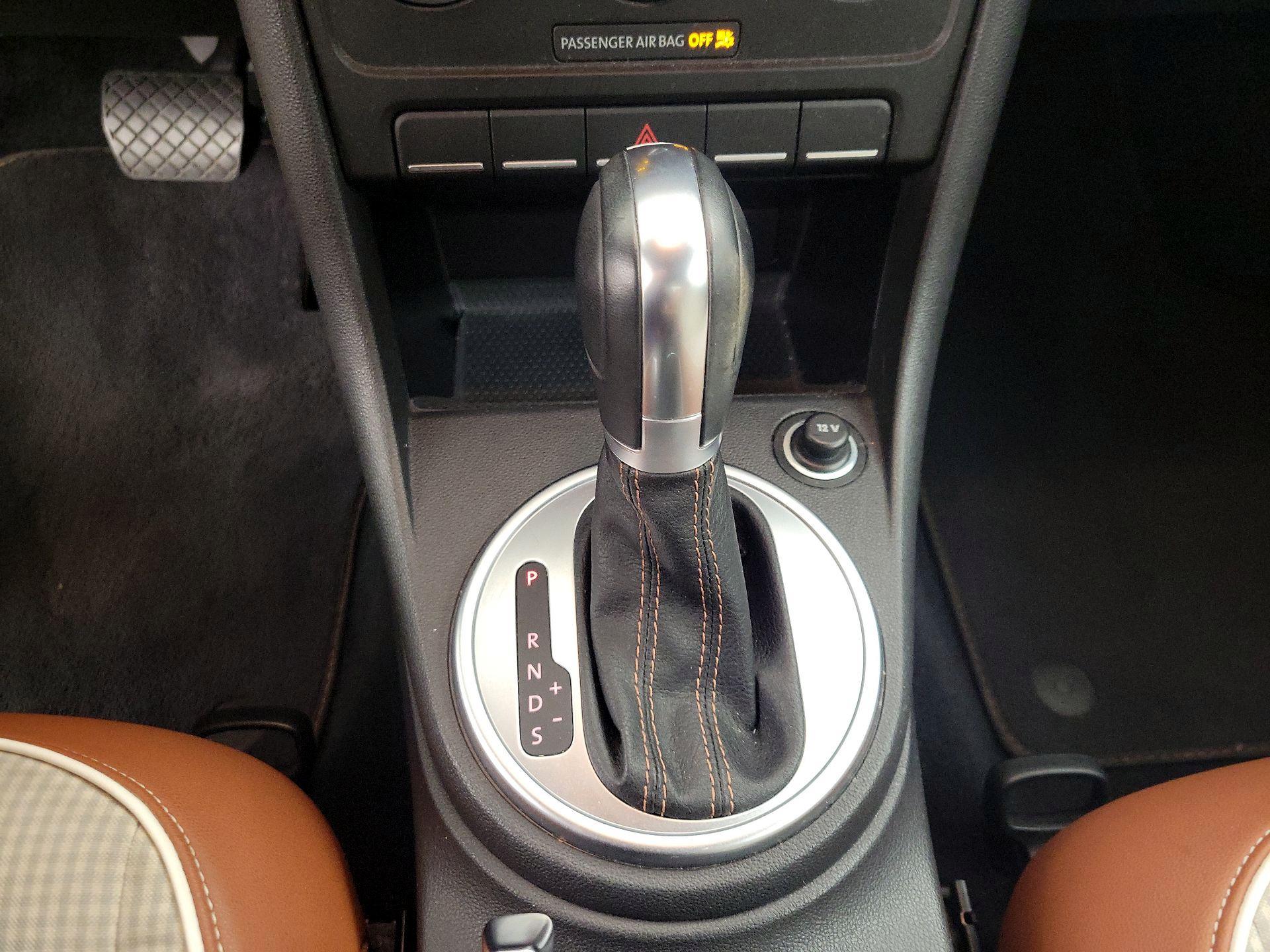 Thumbnail: 2015 Volkswagen Beetle - 16