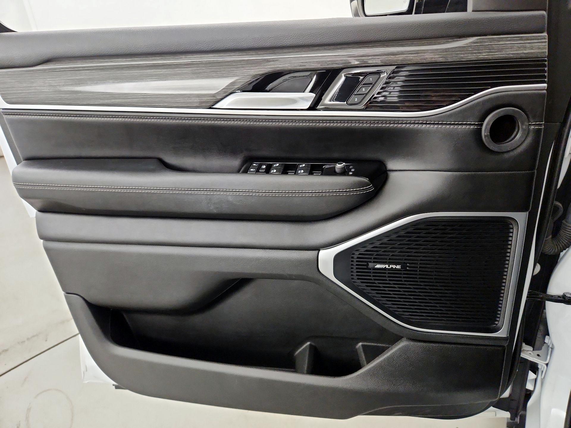 Thumbnail: 2022 Jeep Wagoneer - 12