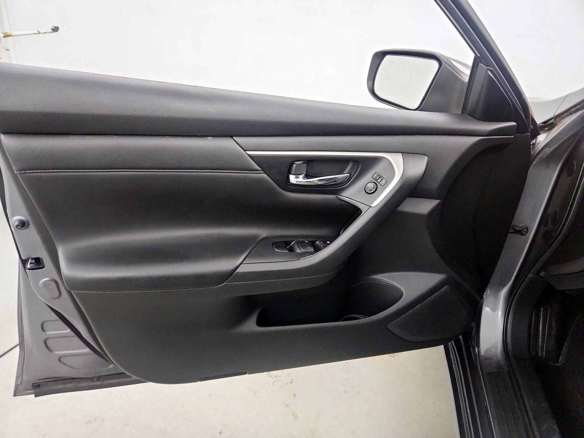 Thumbnail: 2015 Nissan Altima - 12