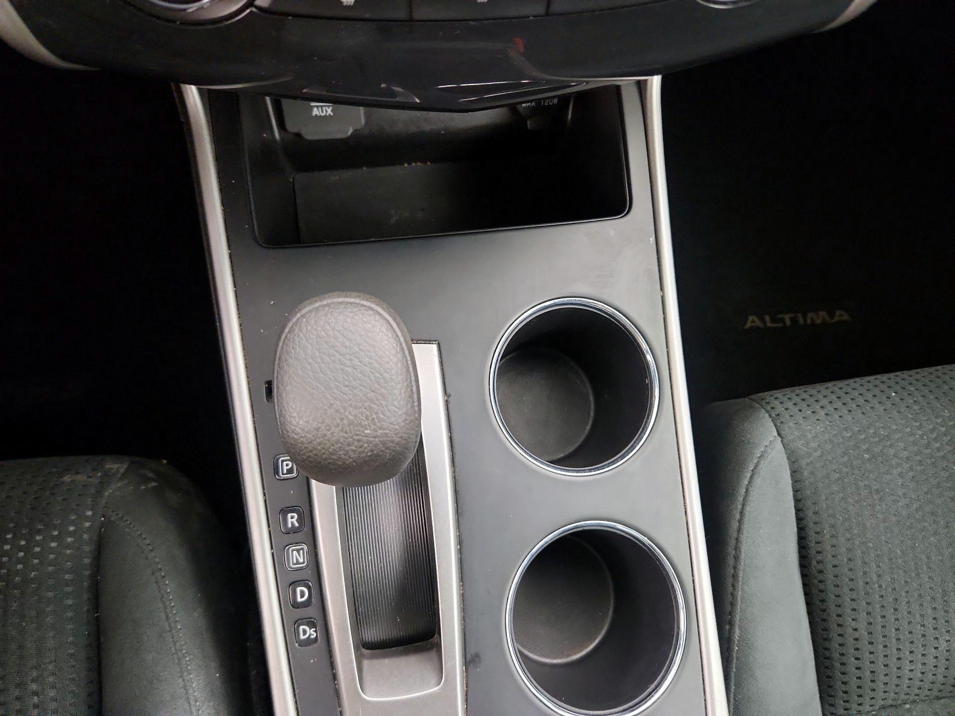 Thumbnail: 2015 Nissan Altima - 17