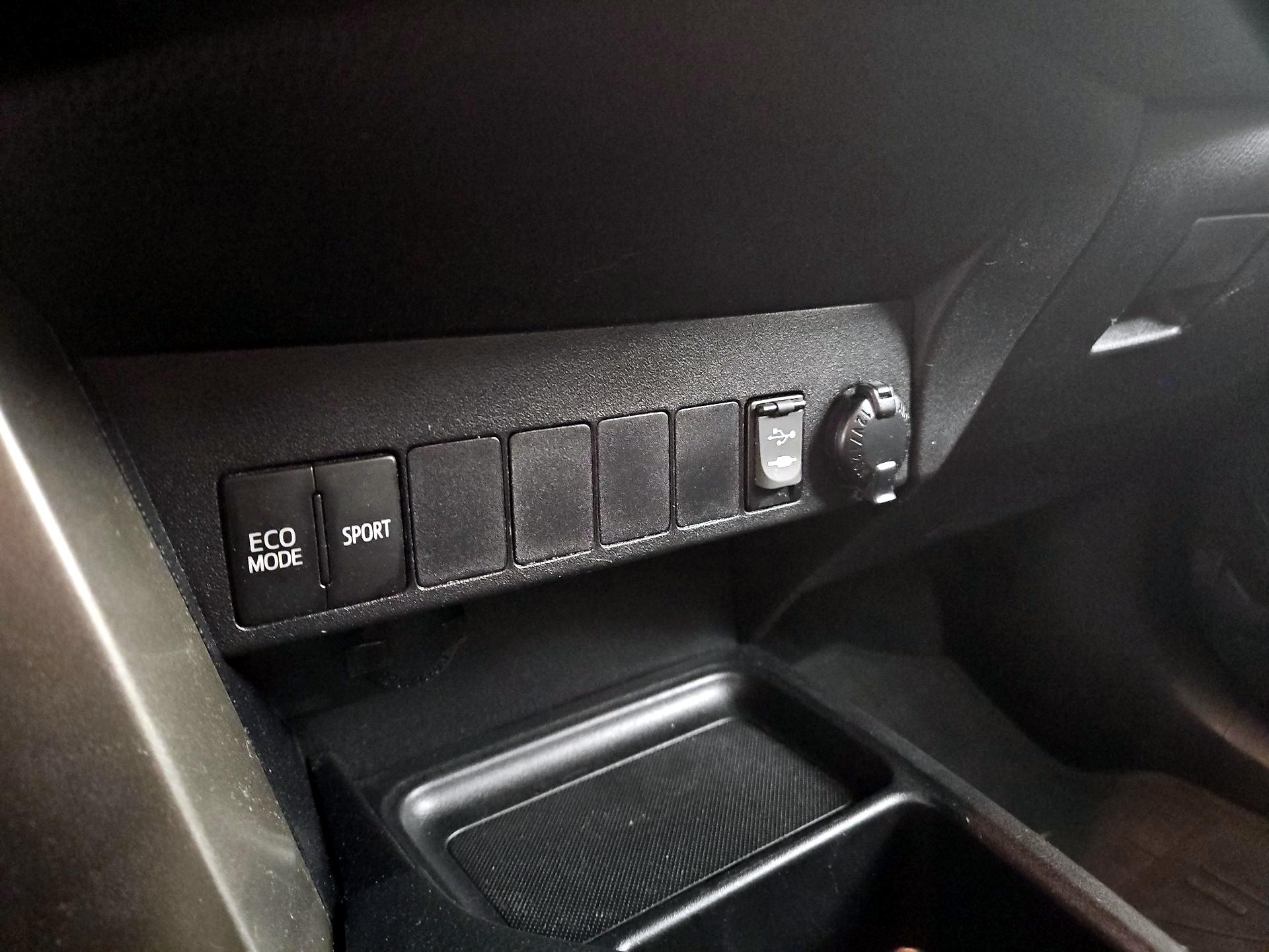 Thumbnail: 2015 Toyota RAV4 - 16