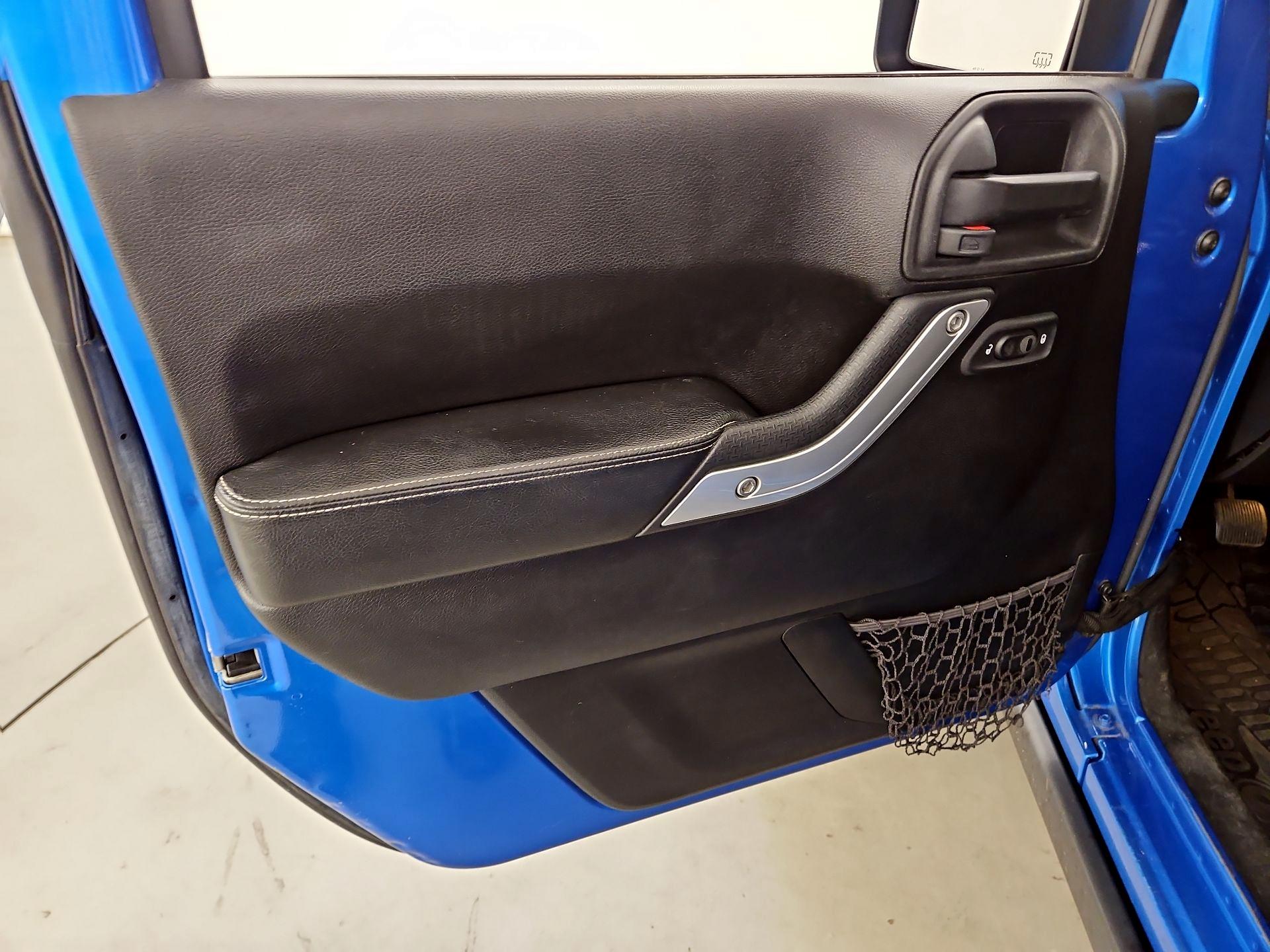 Thumbnail: 2015 Jeep Wrangler - 12