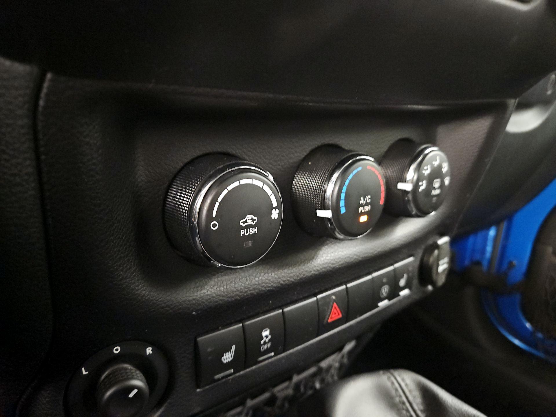 Thumbnail: 2015 Jeep Wrangler - 14