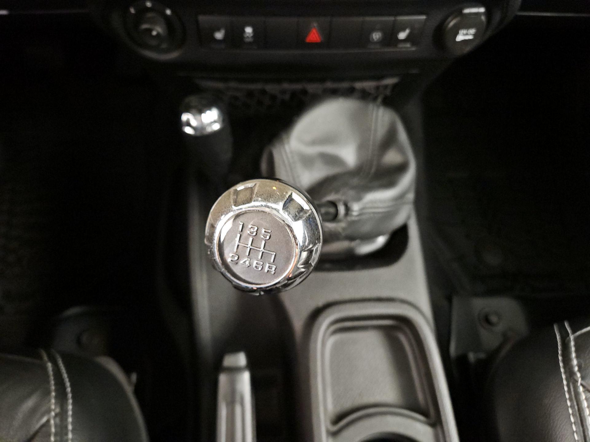 Thumbnail: 2015 Jeep Wrangler - 15
