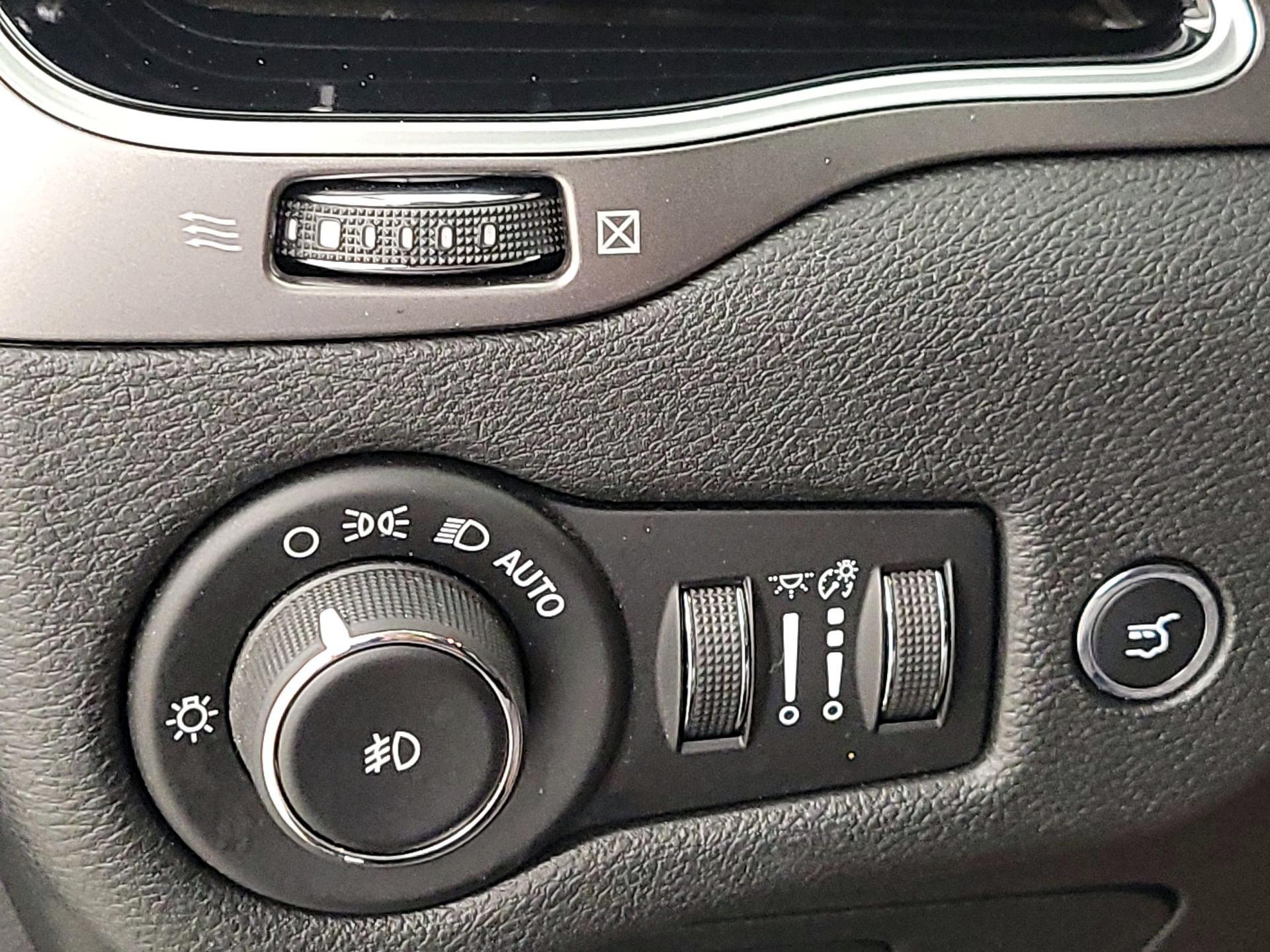 Thumbnail: 2019 Jeep Cherokee - 13
