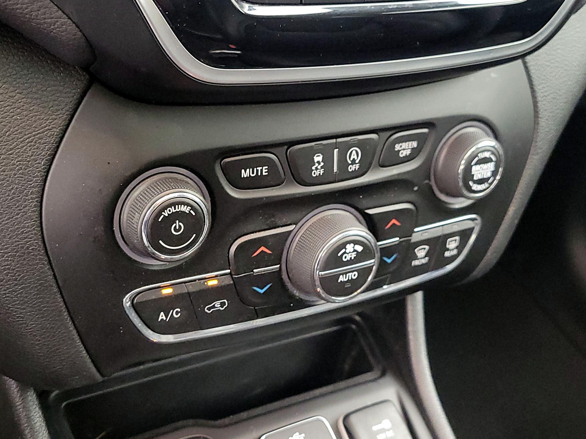 Thumbnail: 2019 Jeep Cherokee - 16