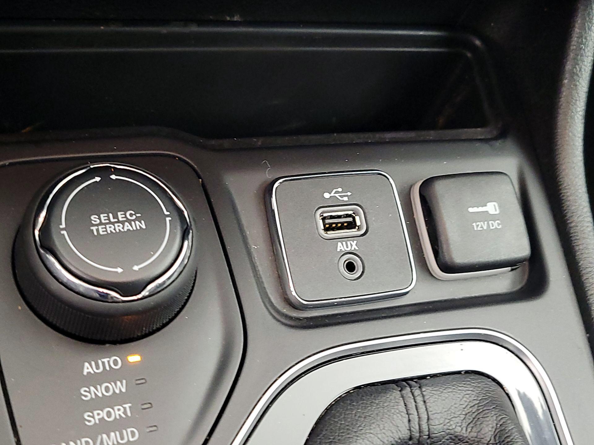 Thumbnail: 2019 Jeep Cherokee - 18